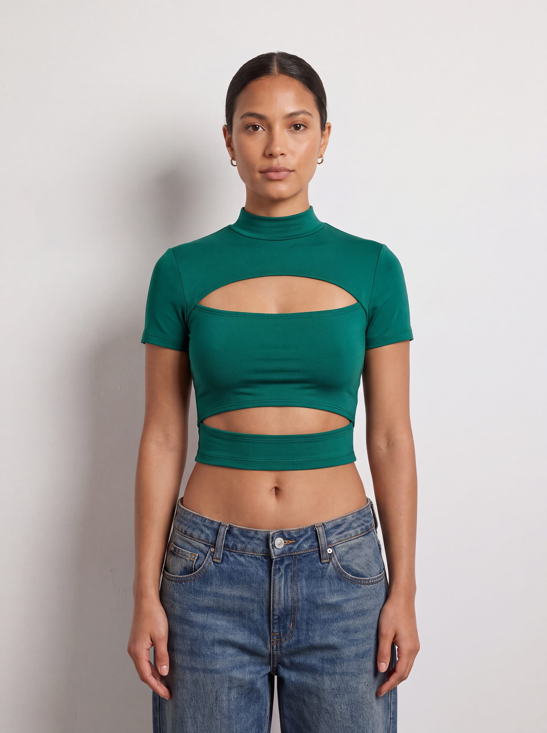 Crop top con doble abertura, en color verde, puesto en modelo