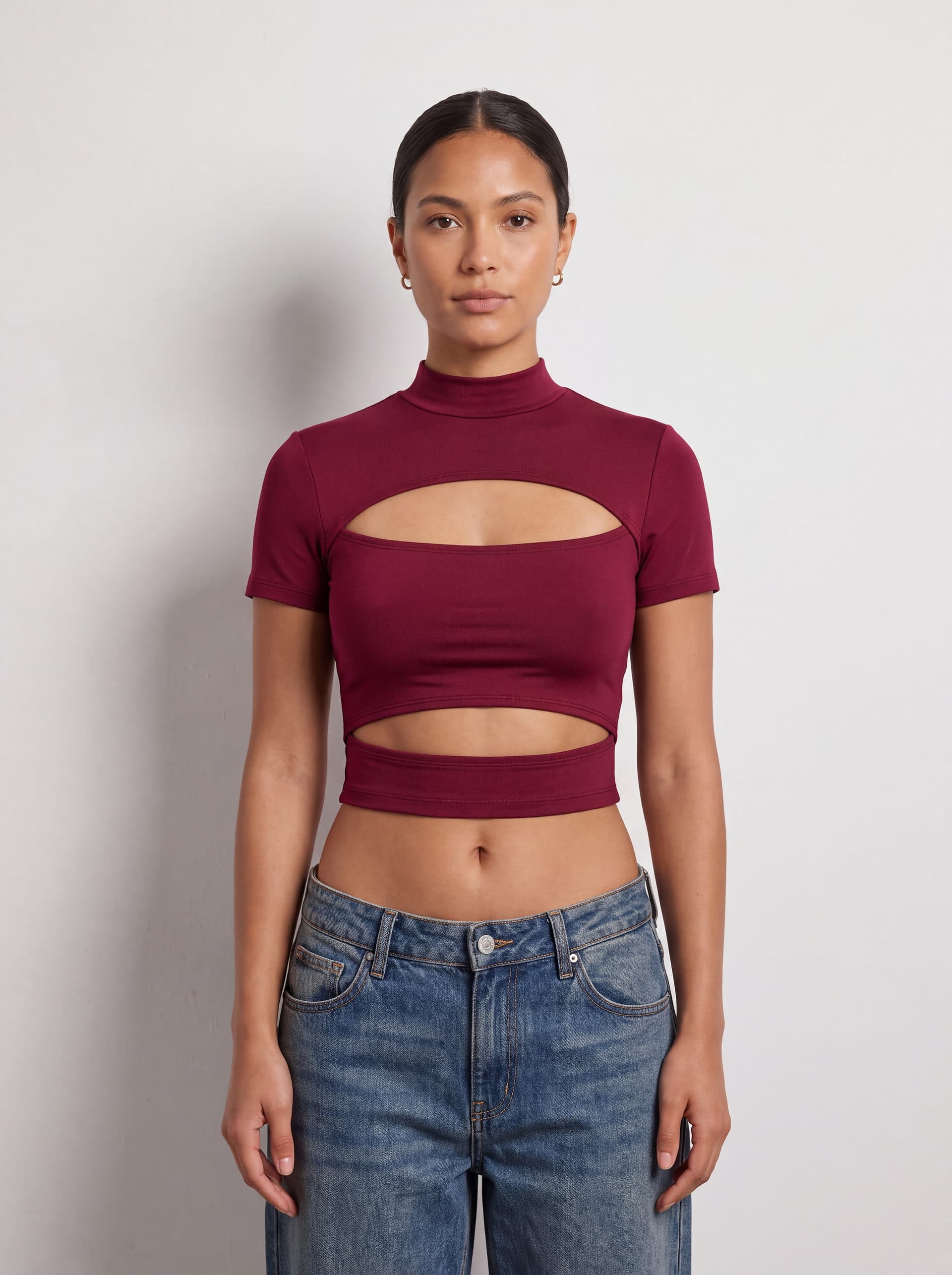 Crop top con doble abertura, en color vino tinto, puesto en modelo