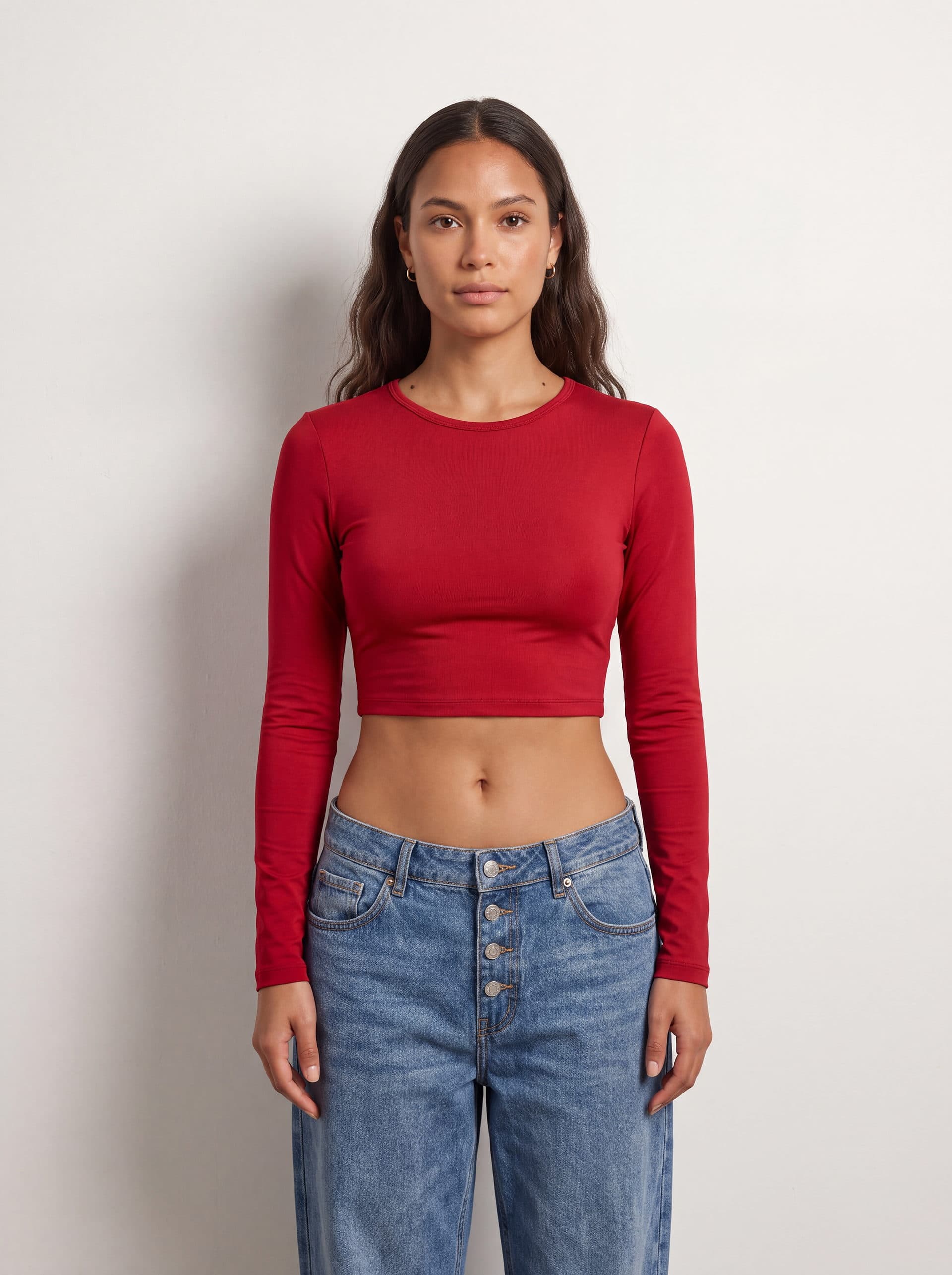 Crop top manga larga, en color rojo, puesto en modelo