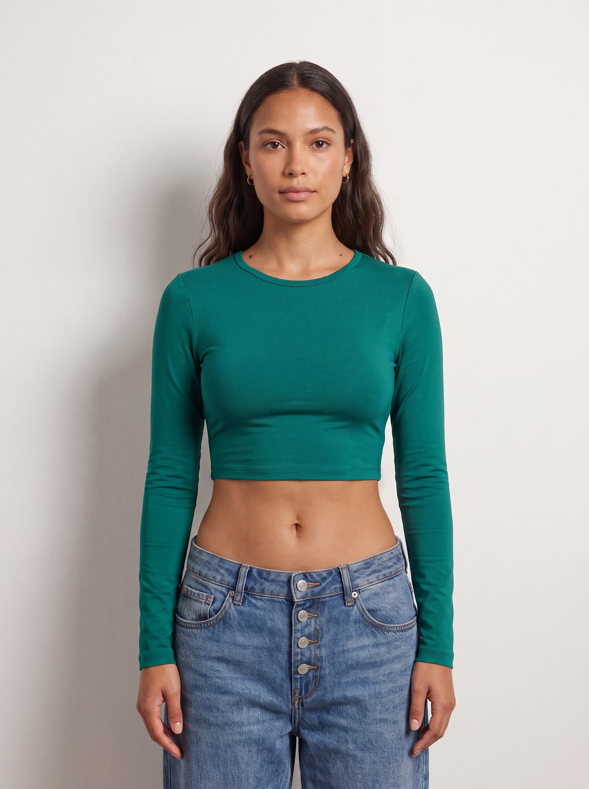 Crop top manga larga, en color verde, puesto en modelo