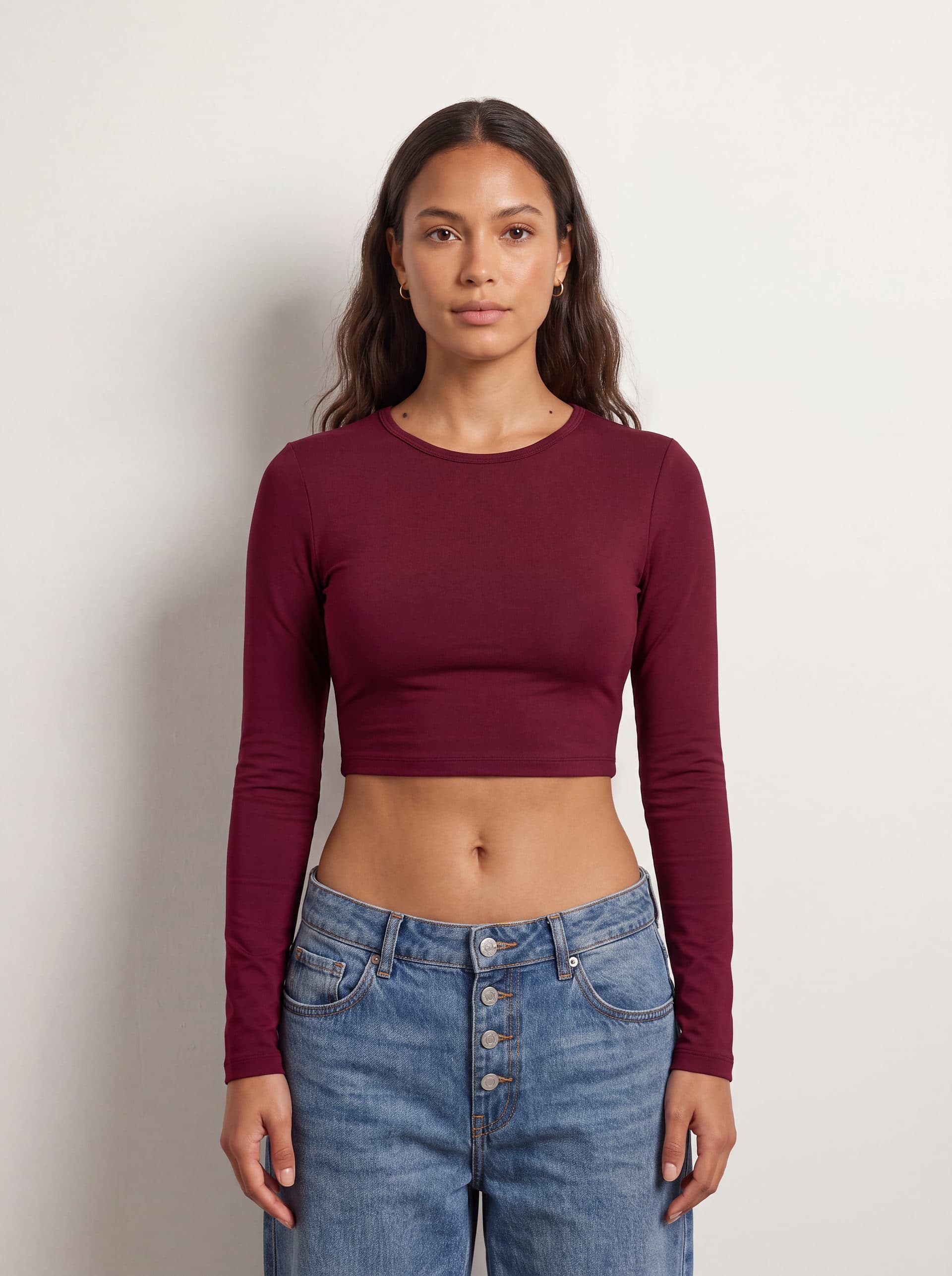 Crop top manga larga, en color vino tinto, puesto en modelo
