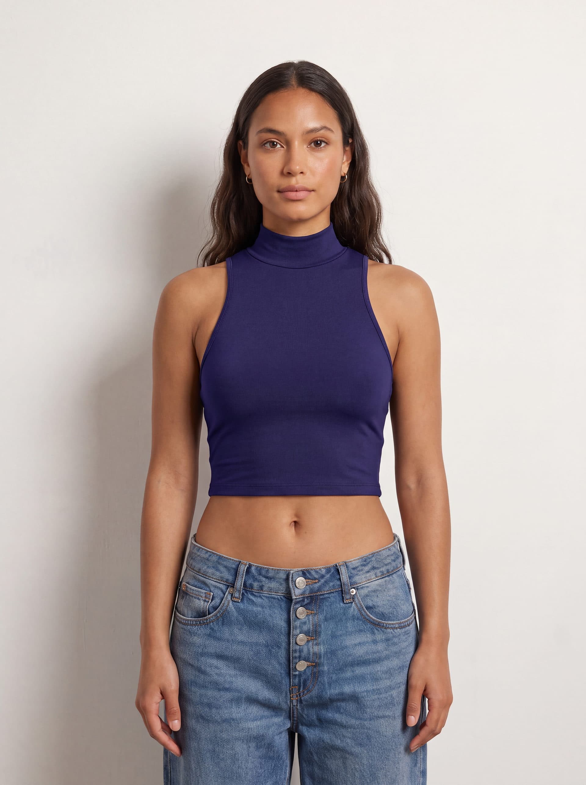 Crop top sin mangas cuello tortuga, en color azul navy, puesto en modelo