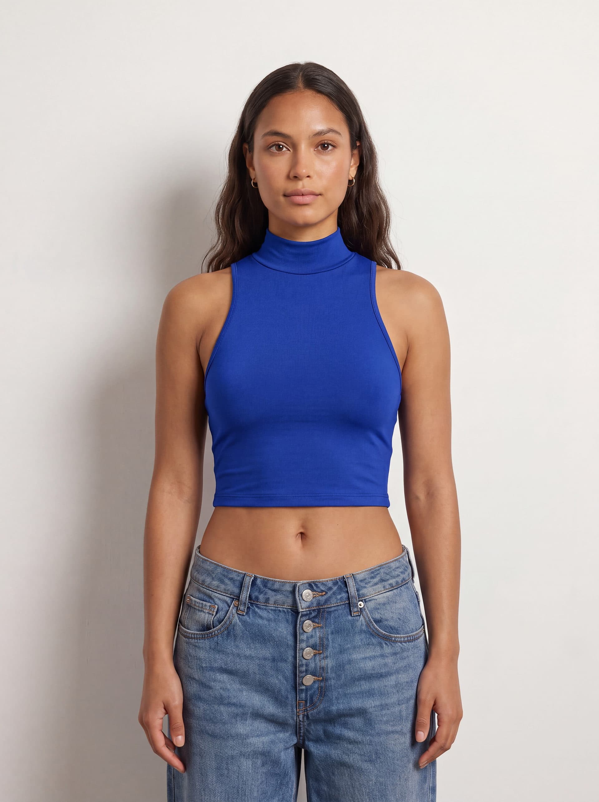 Crop top sin mangas cuello tortuga, en color azul rey, puesto en modelo