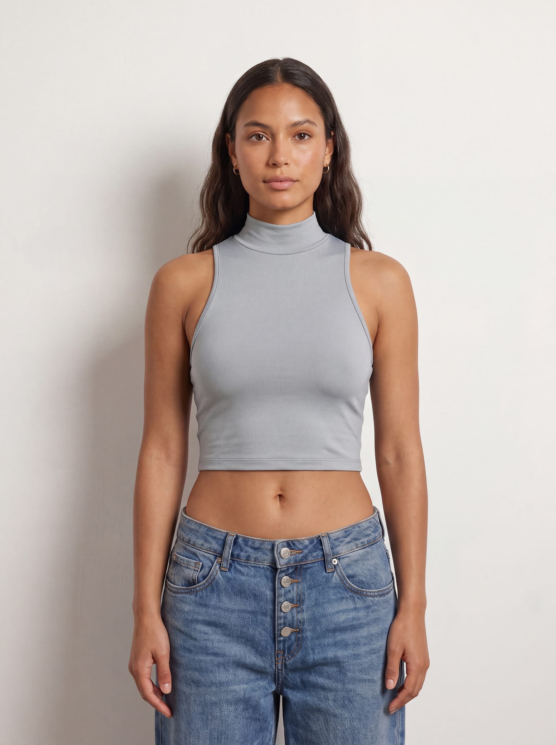 Crop top sin mangas cuello tortuga, en color gris, puesto en modelo