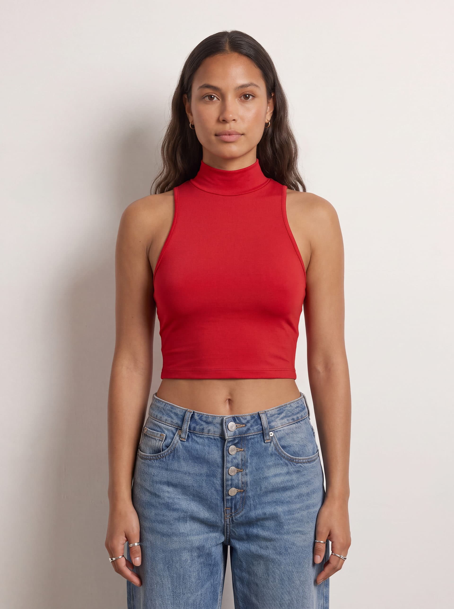 Crop top sin mangas cuello tortuga, en color rojo, puesto en modelo