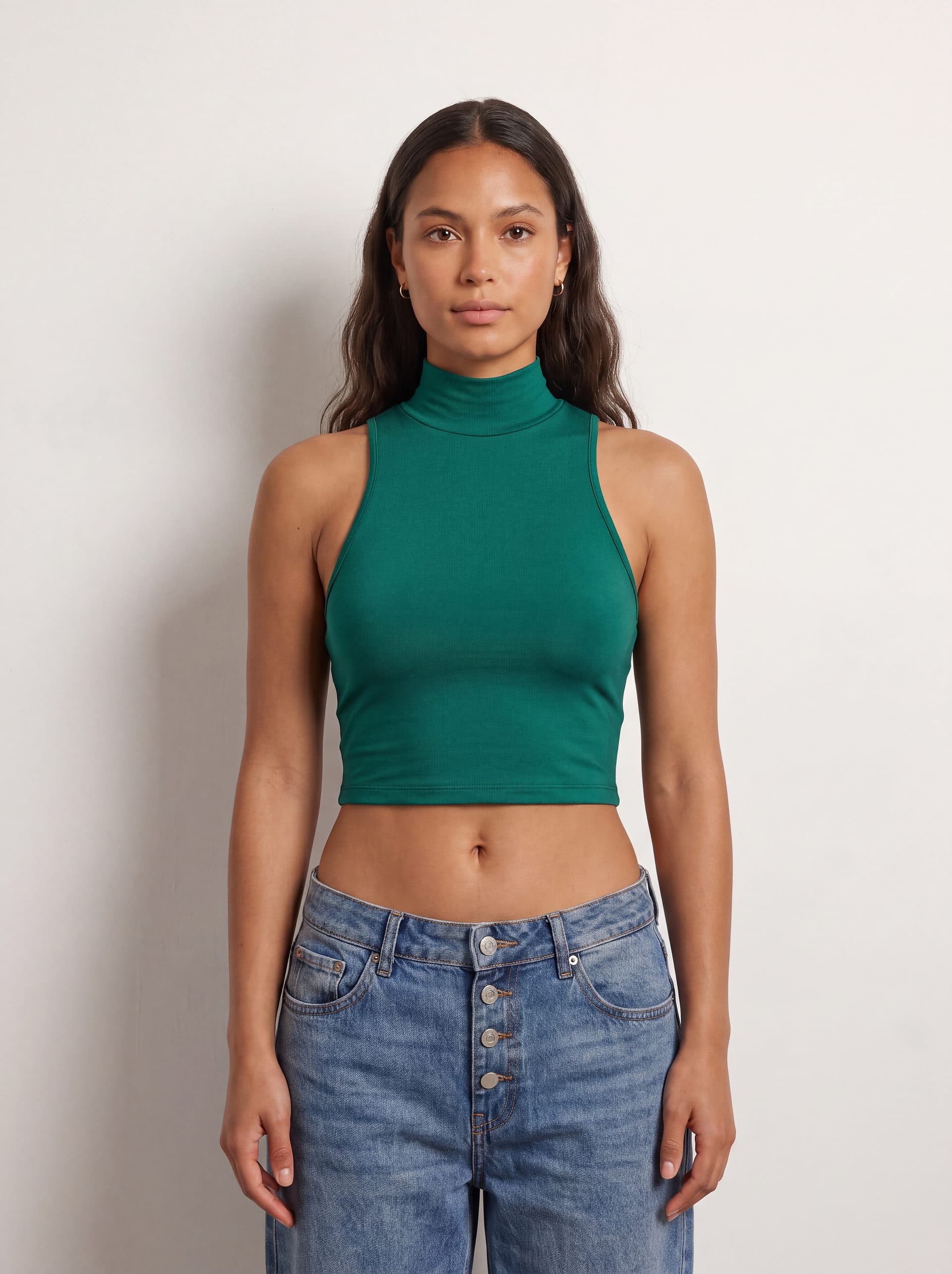 Crop top sin mangas cuello tortuga, en color verde, puesto en modelo
