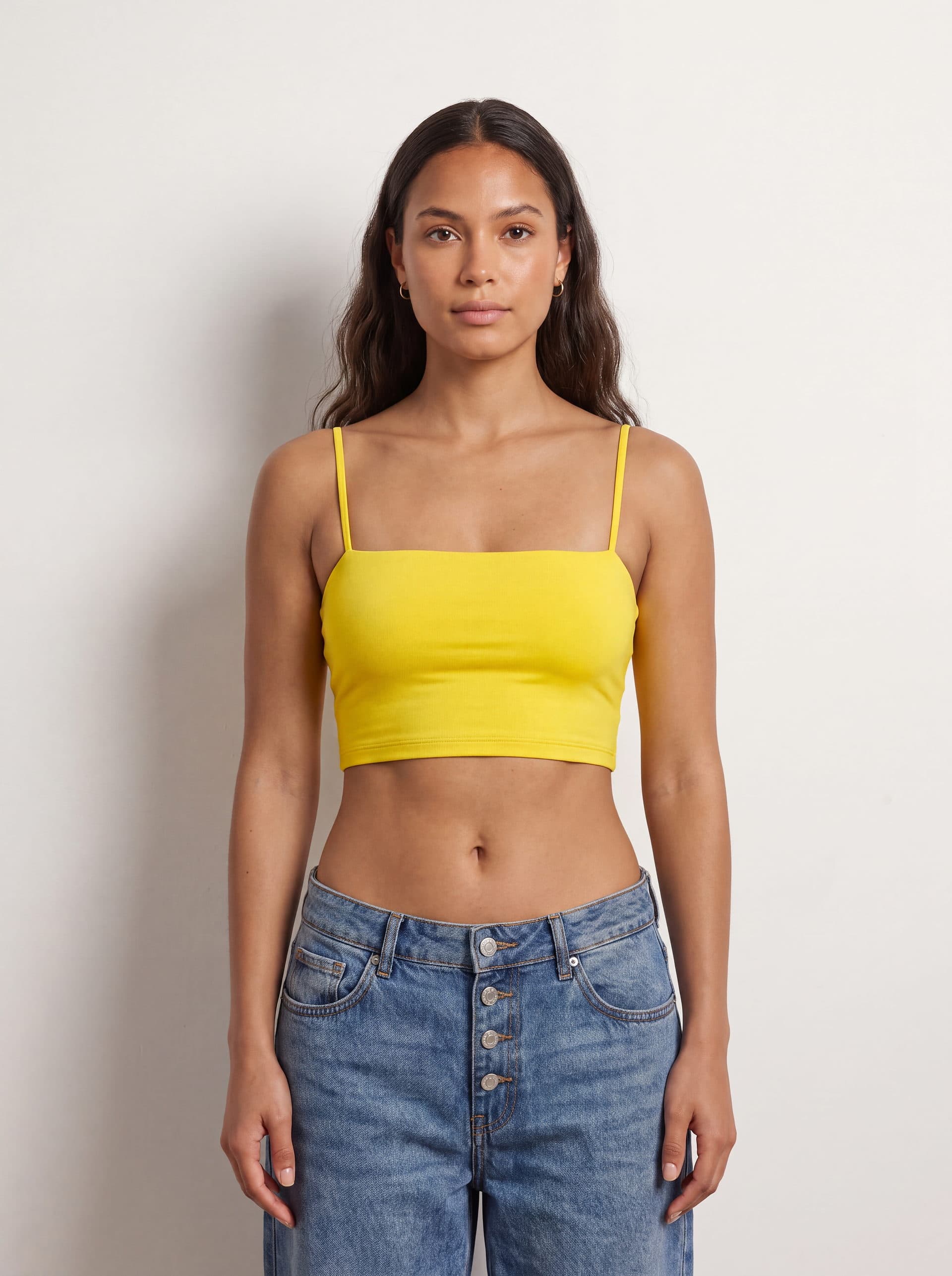 Crop top tirantes, en color amarillo, puesto en modelo