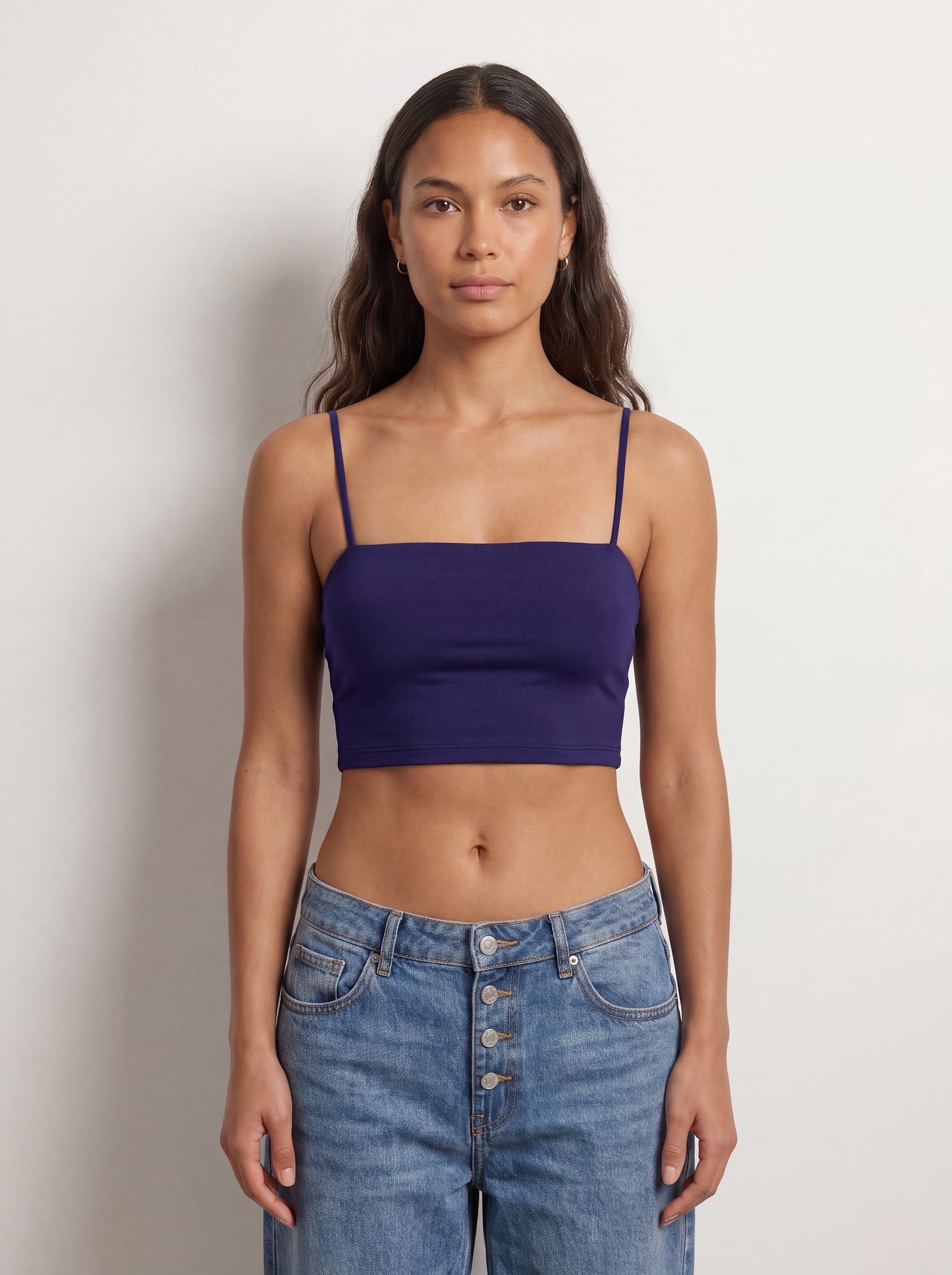Crop top tirantes, en color azul navy, puesto en modelo