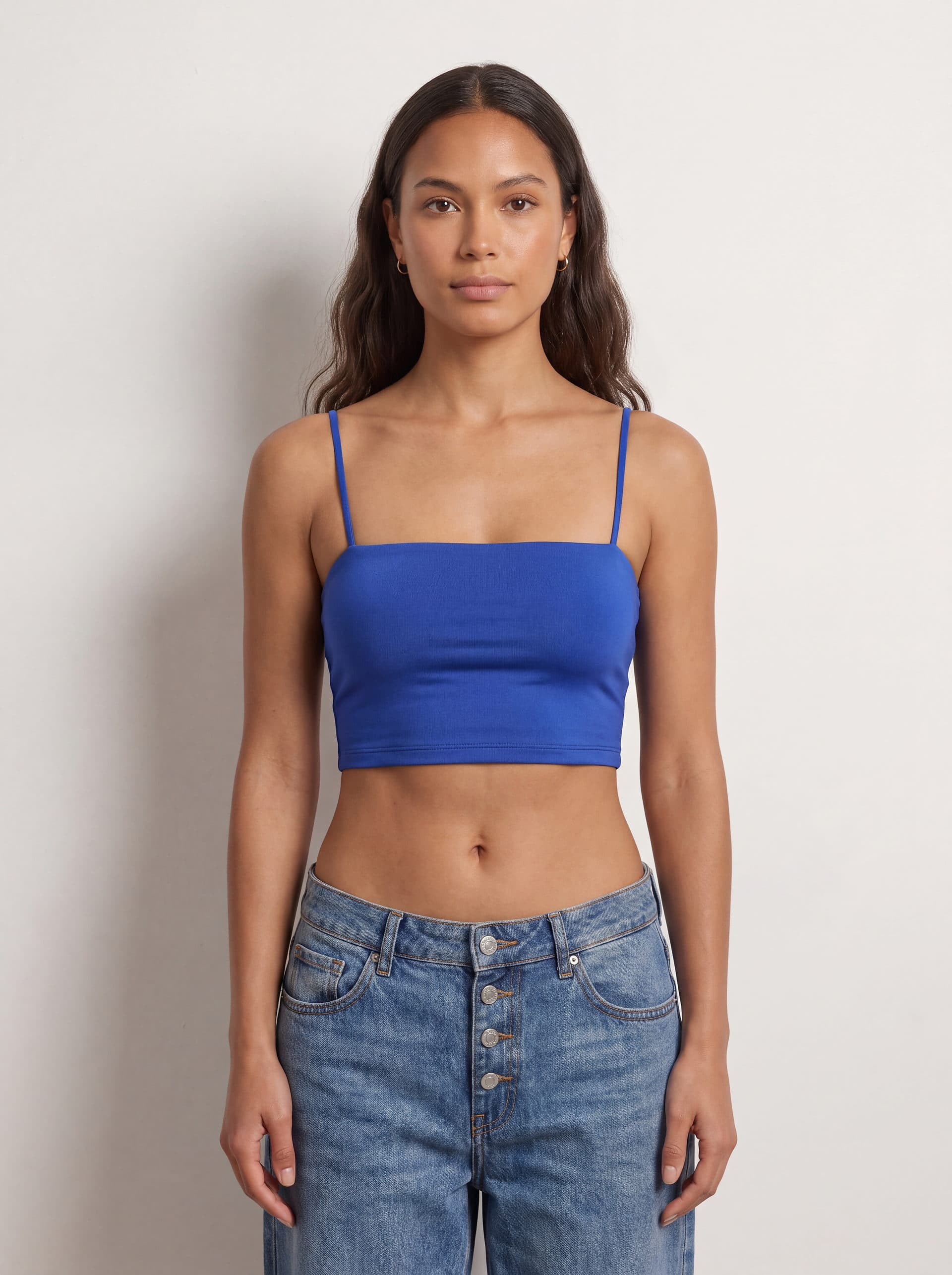 Crop top tirantes, en color azul rey, puesto en modelo