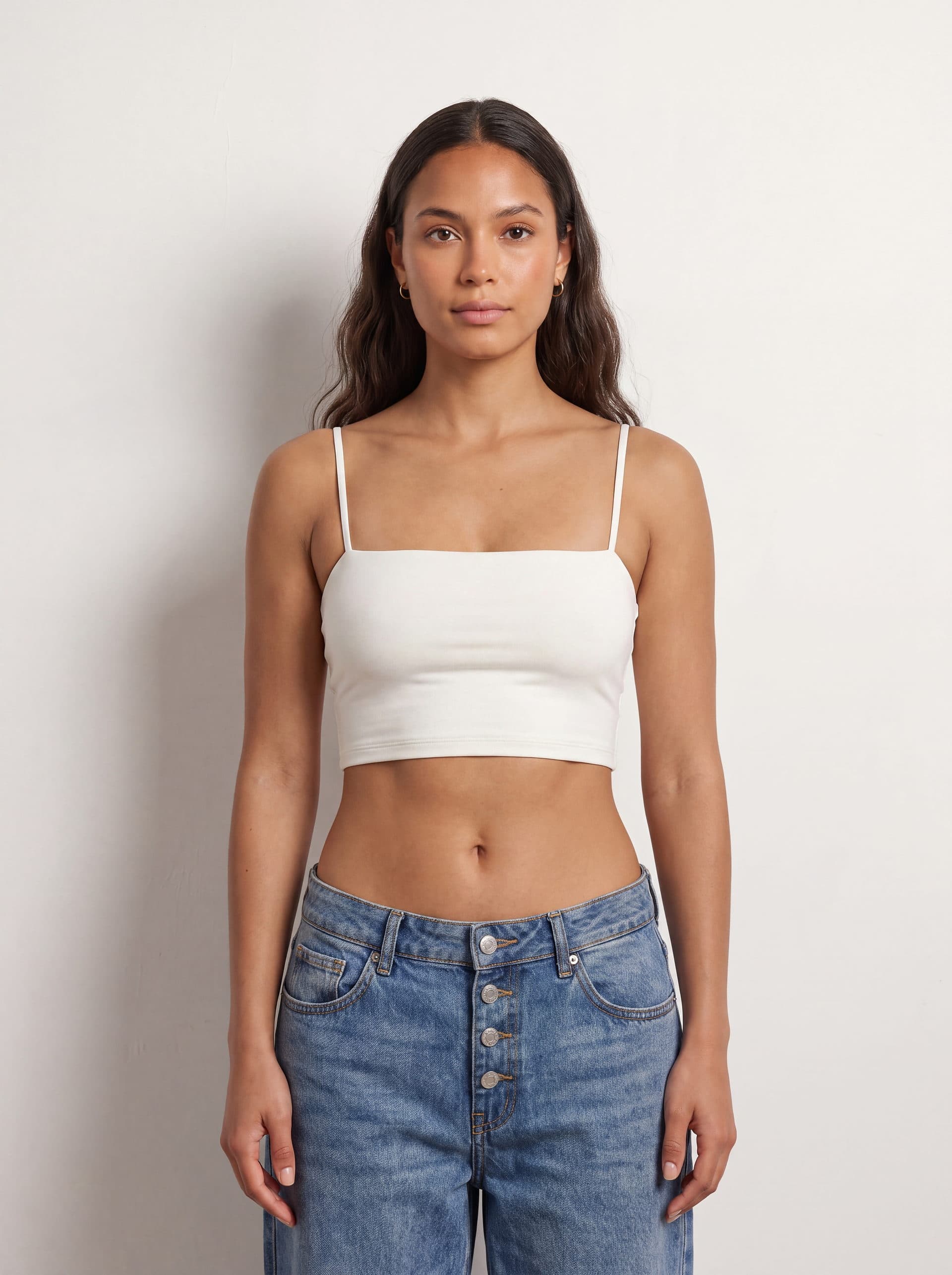 Crop top tirantes, en color blanco, puesto en modelo