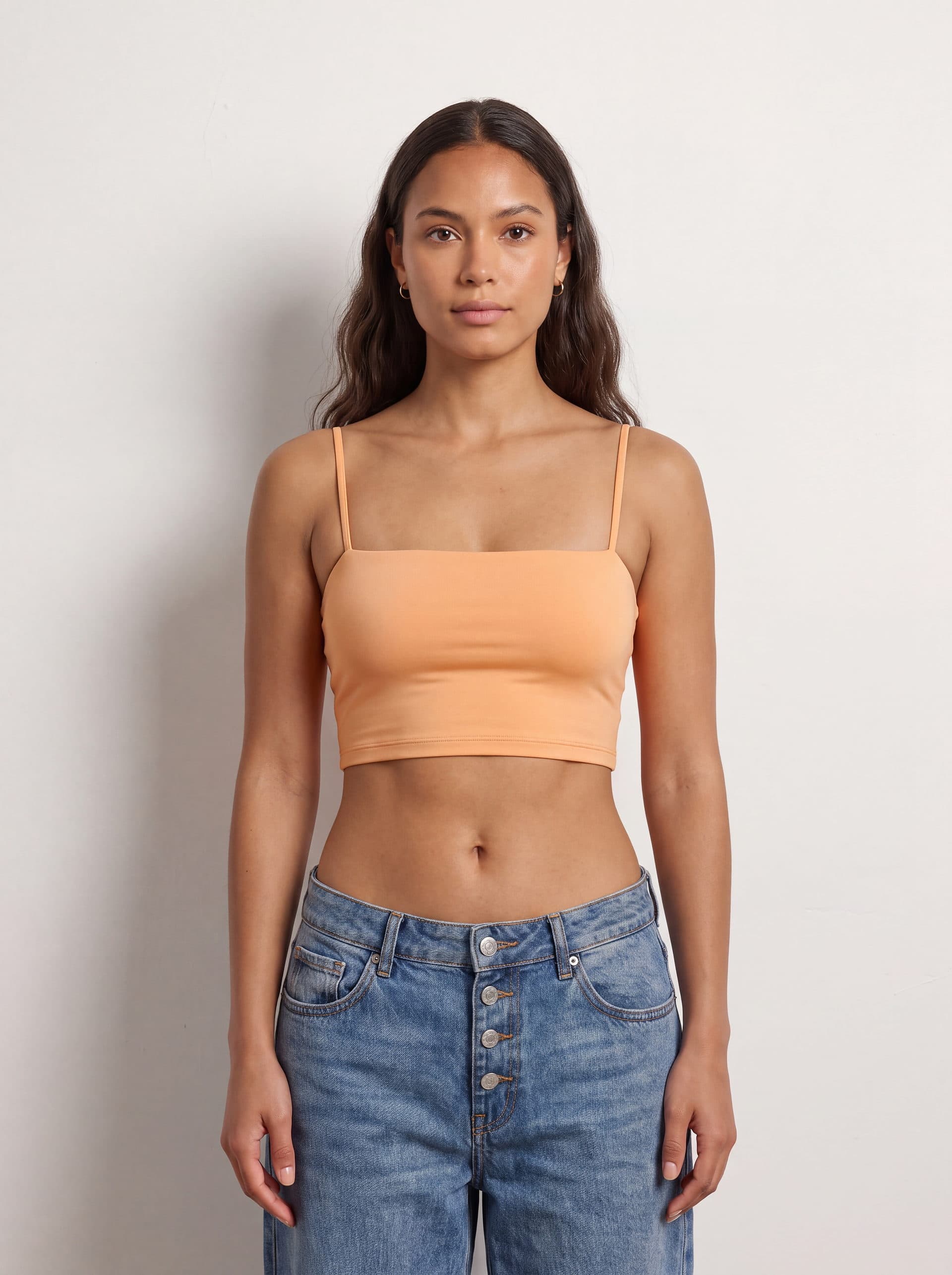 Crop top tirantes, en color durazno, puesto en modelo