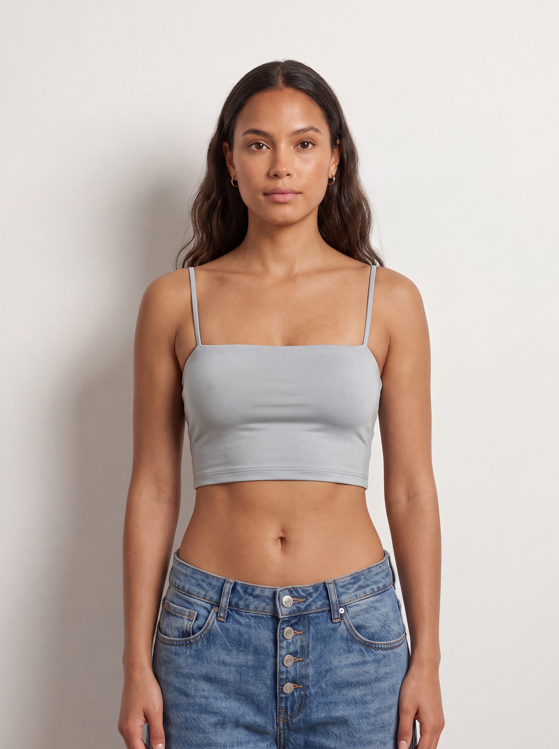 Crop top tirantes, en color gris, puesto en modelo
