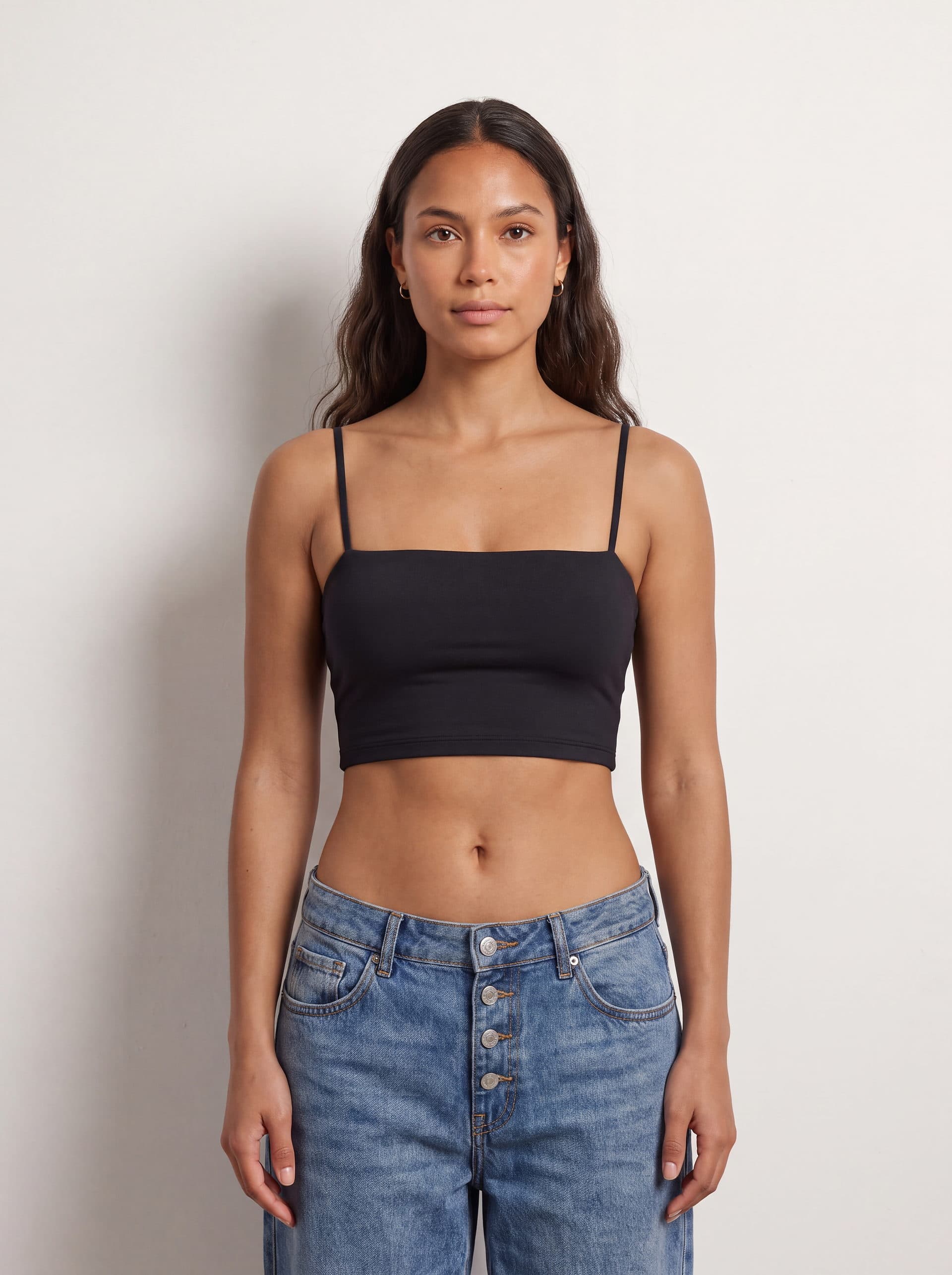 Crop top tirantes, en color negro, puesto en modelo