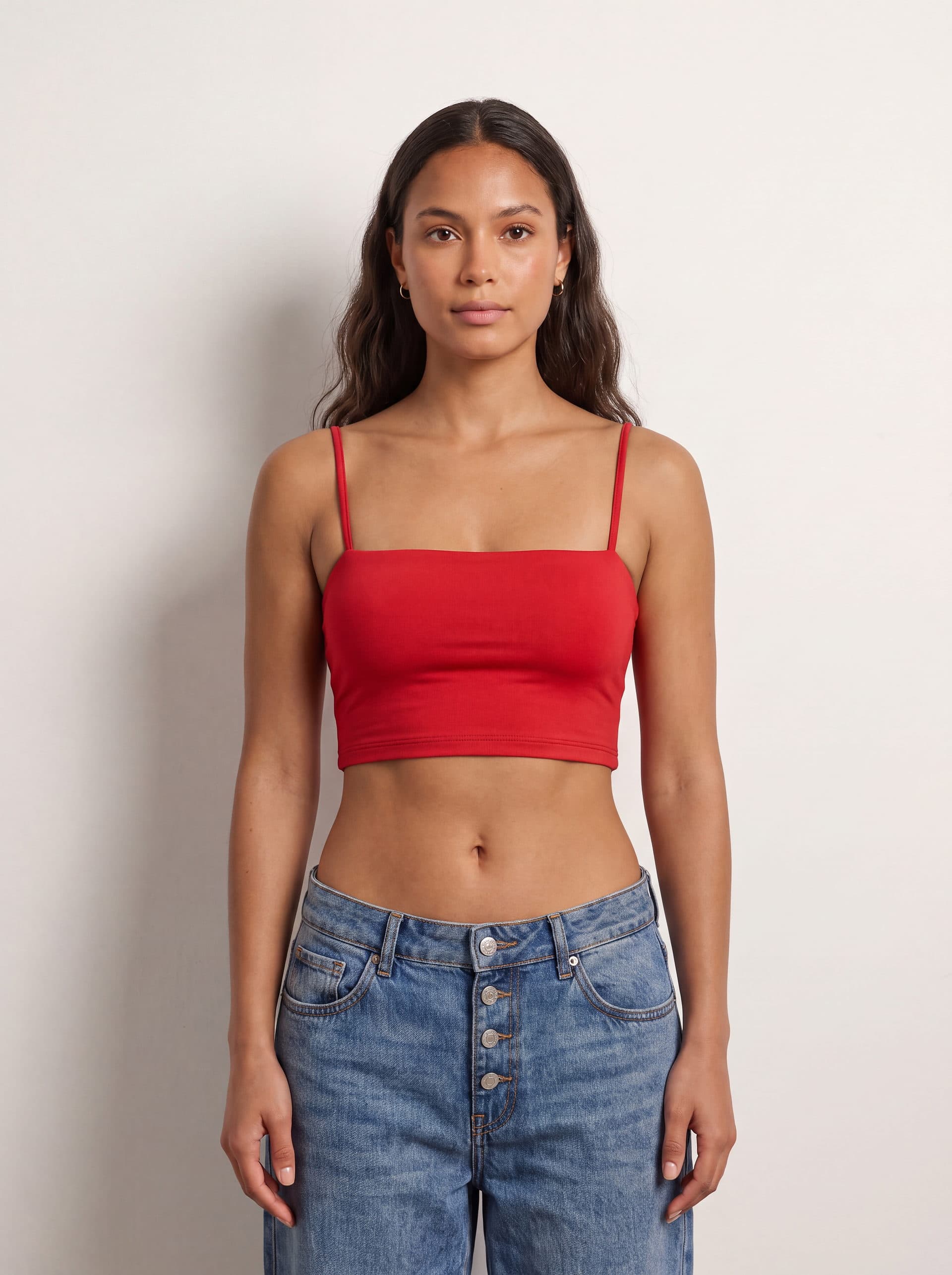 Crop top tirantes, en color rojo, puesto en modelo