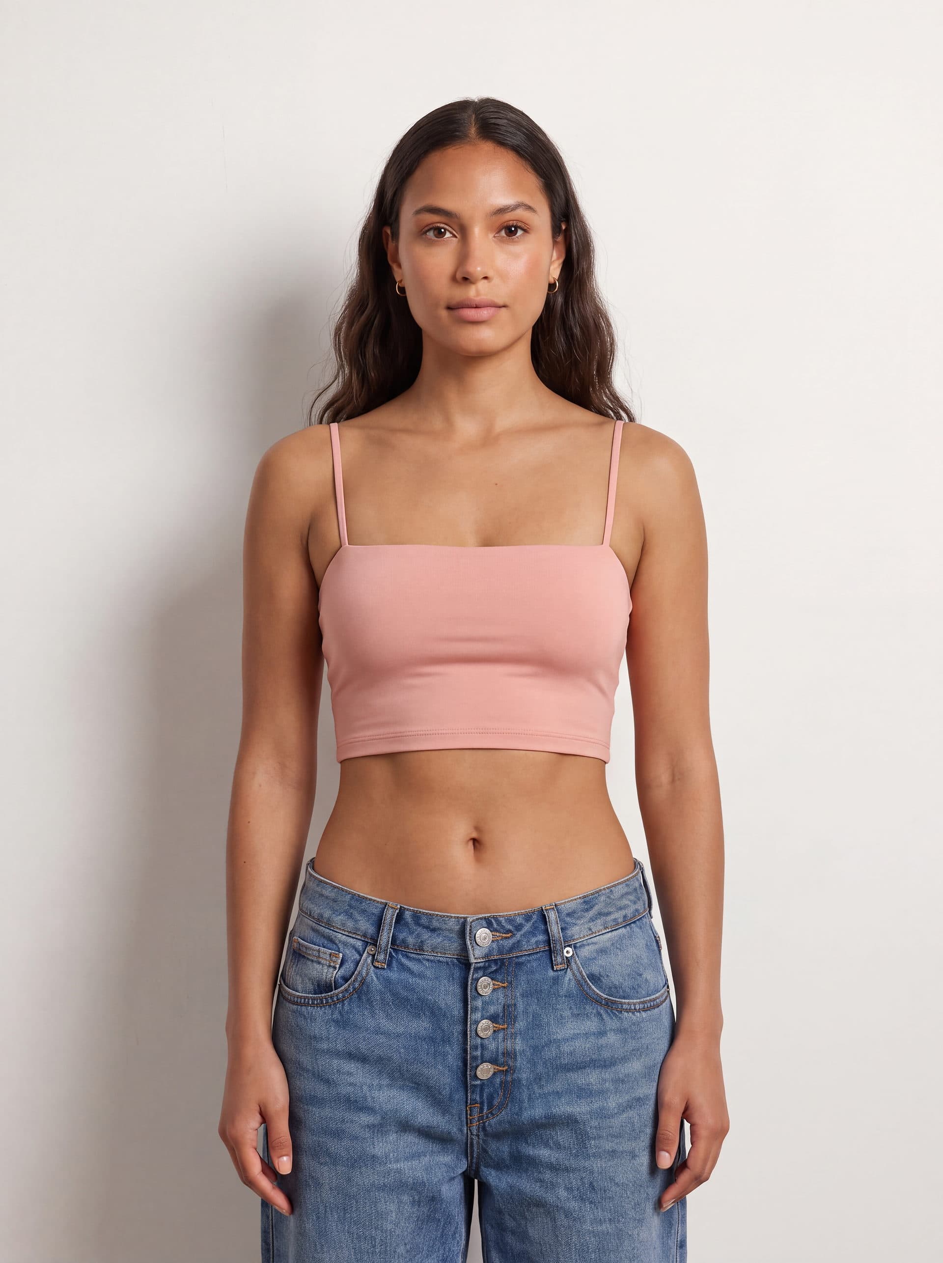 Crop top tirantes, en color rosado, puesto en modelo