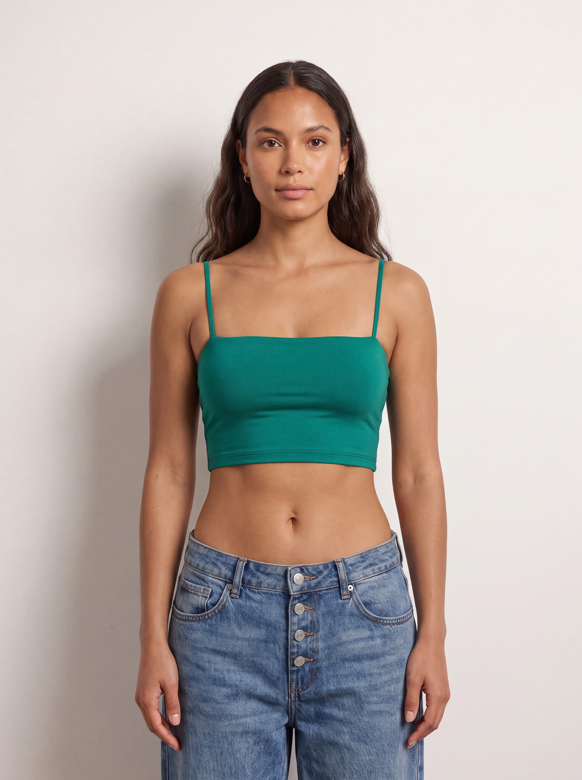 Crop top tirantes, en color verde, puesto en modelo