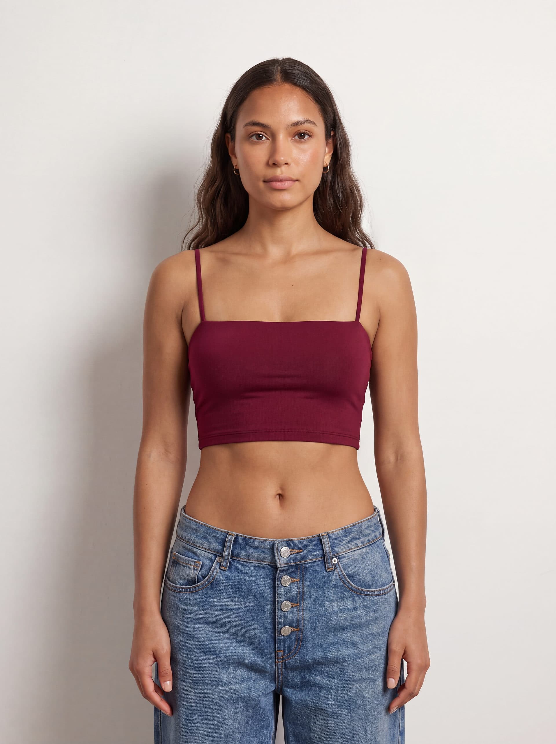 Crop top tirantes, en color vino tinto, puesto en modelo
