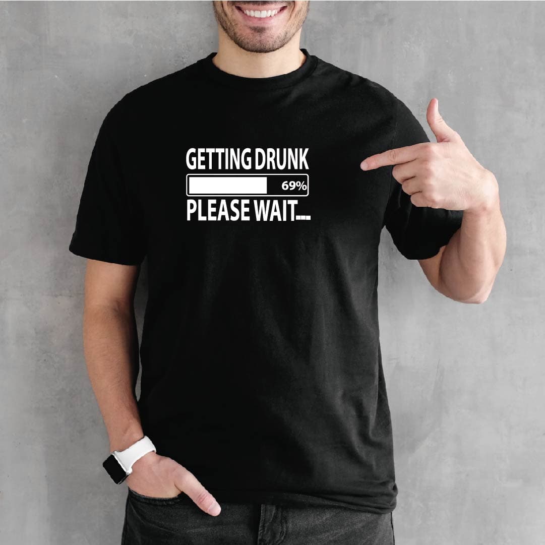 Camisa estampada para hombre  tipo T-shirt GETTINGDRUNK PLASE WAIT — foto 7