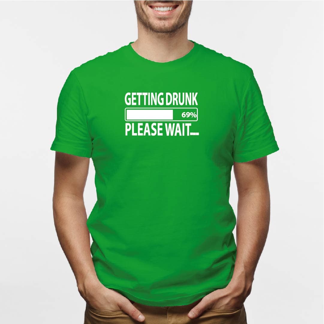Camisa estampada para hombre  tipo T-shirt GETTINGDRUNK PLASE WAIT — foto 4