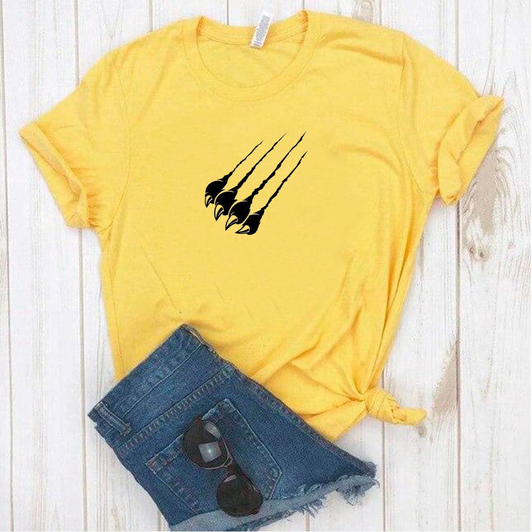 Camisa estampada tipo T- shirt Garra de tigre rompiendo la camisa — foto 1