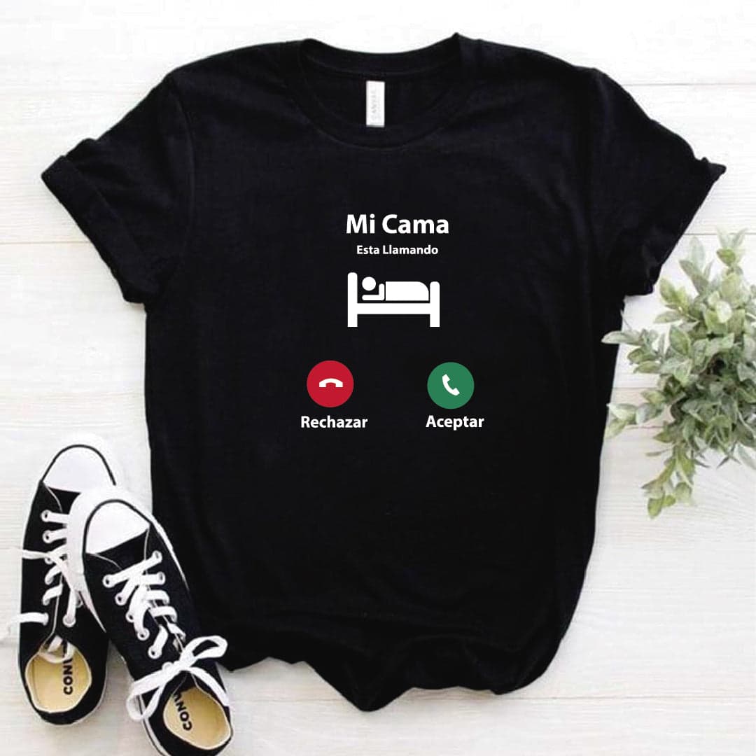 Camisa estampada  tipo T-shirt MI CAMA ME LLAMA — foto 3