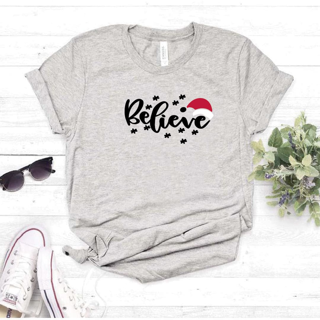 Camisa estampada  tipo T-shirt  believe gorrito navidad — foto 8