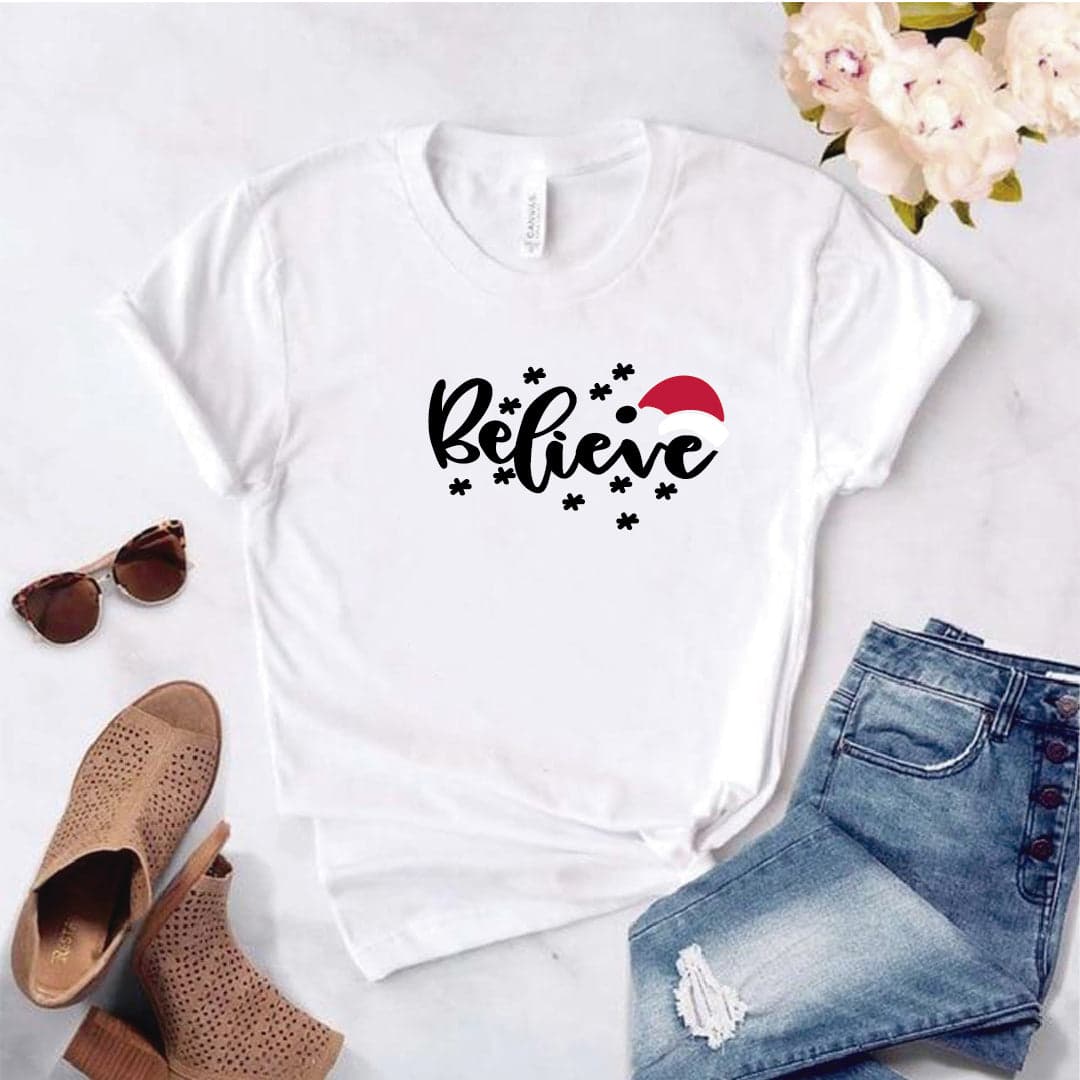 Camisa estampada  tipo T-shirt  believe gorrito navidad — foto 2