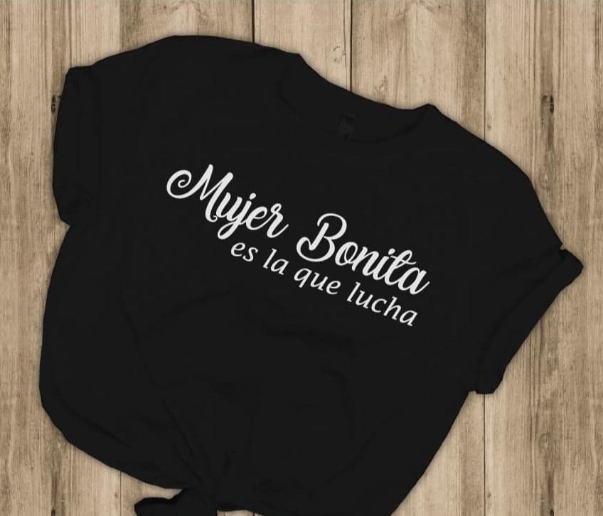 Camiseta T-shirt mujer MUJER BONITA ES LA QUE LUCHA — foto 1