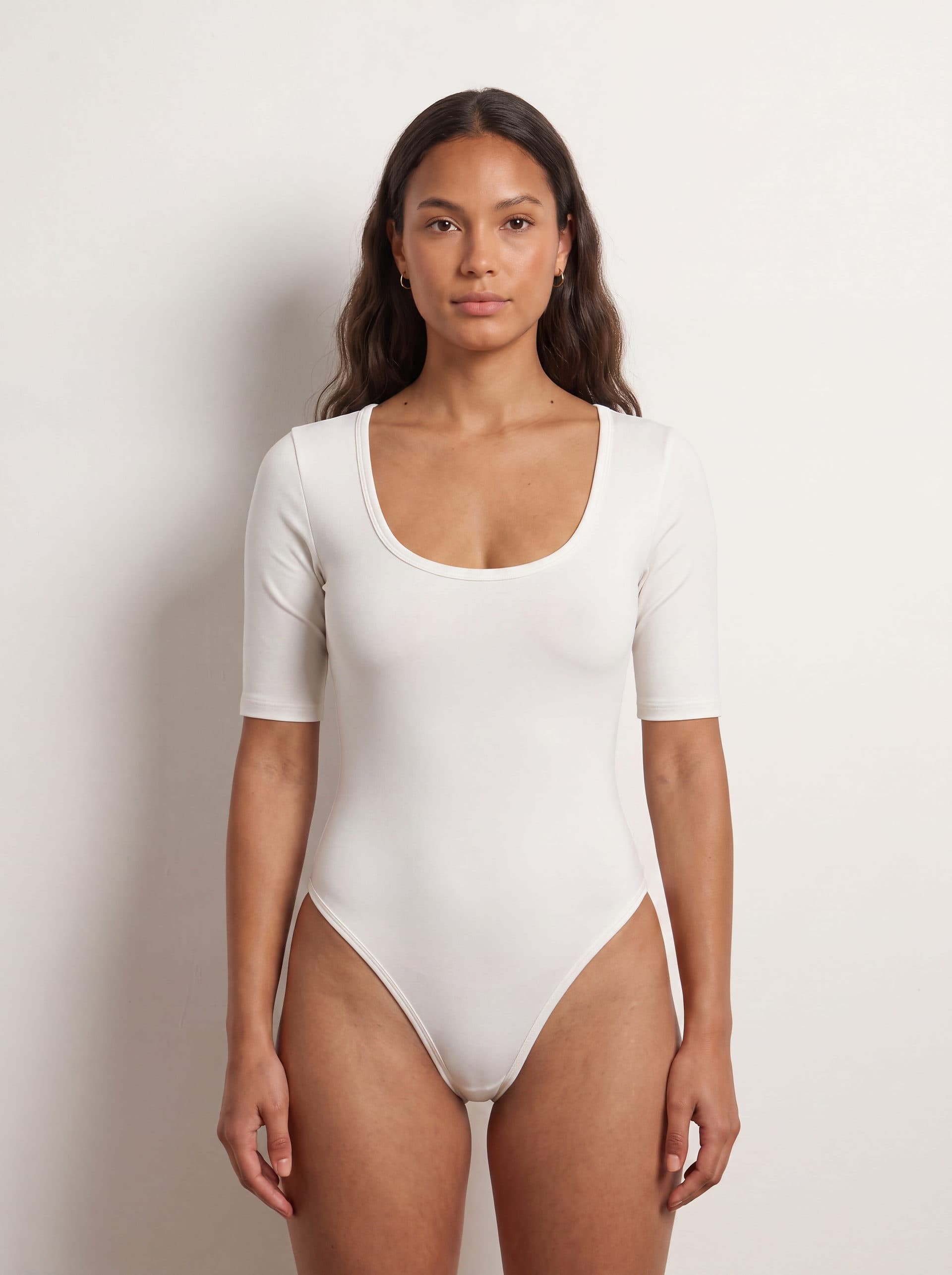 Body para dama manga corta cuello U, en color blanco, puesto en modelo