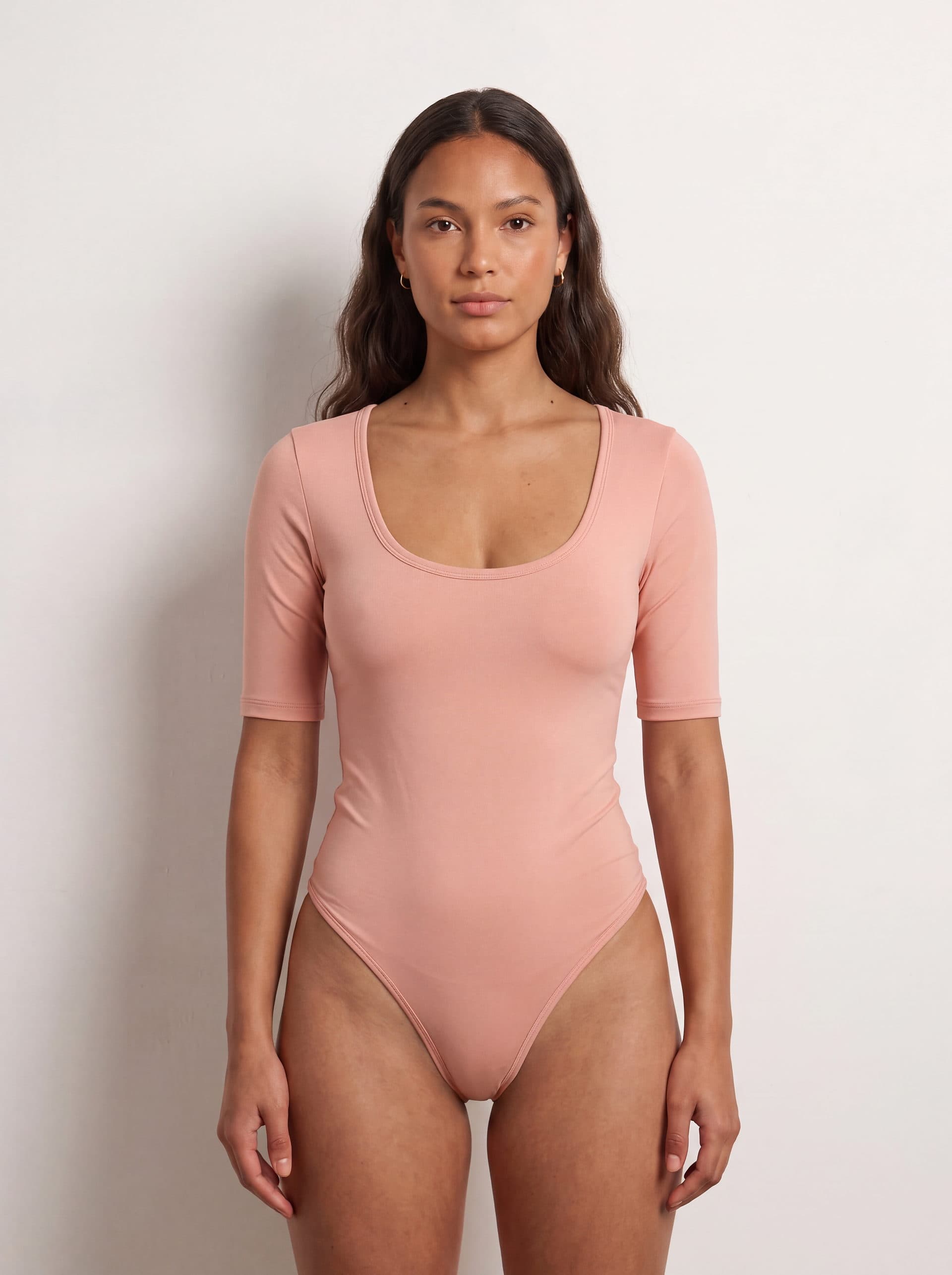 Body para dama manga corta cuello U, en color rosado, puesto en modelo