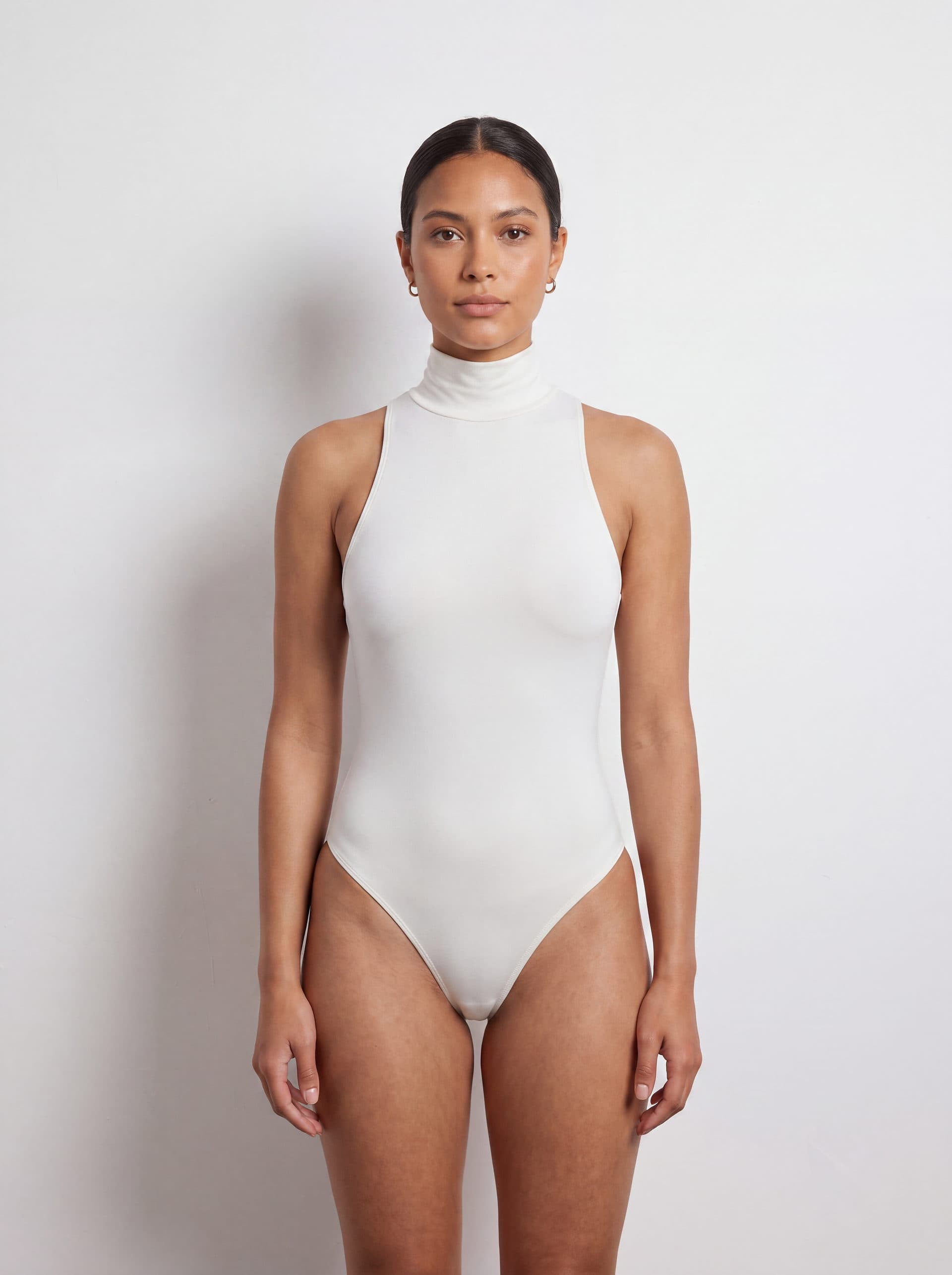 Body para dama sin mangas cuello tortuga, en color blanco, puesto en modelo
