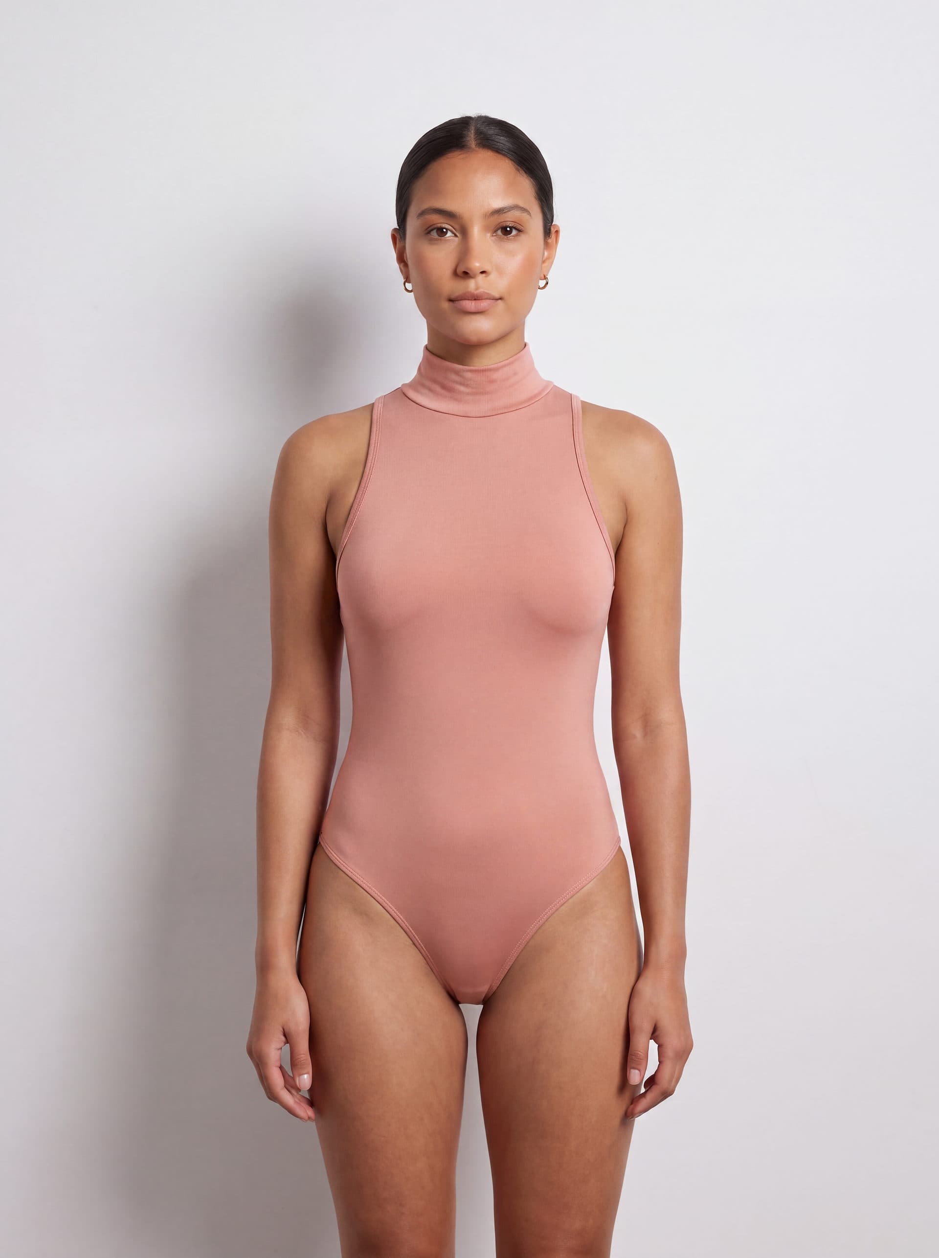 Body para dama sin mangas cuello tortuga, en color rosado, puesto en modelo