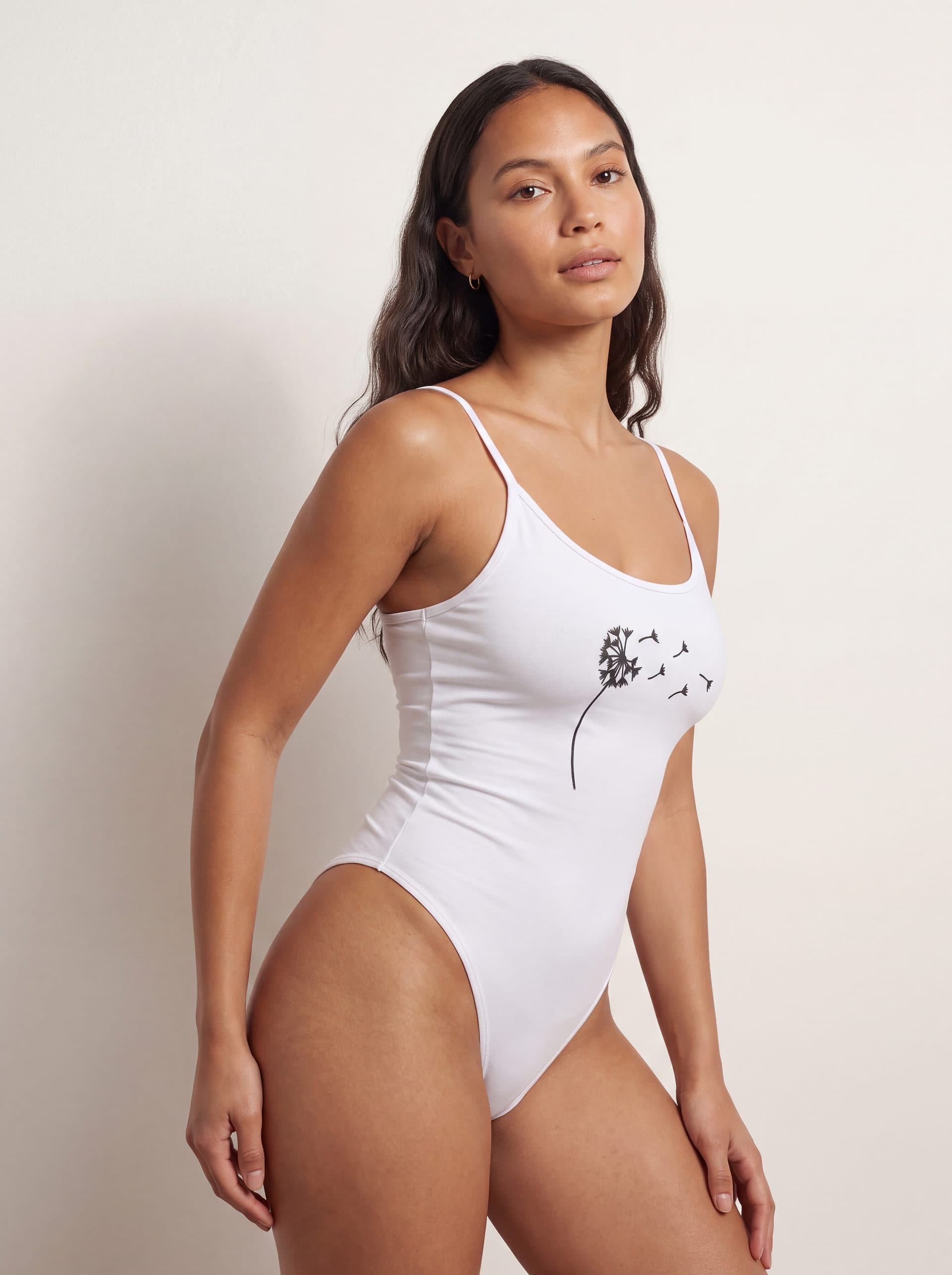 Body tirantes Diente de león, en color blanco, puesto en modelo