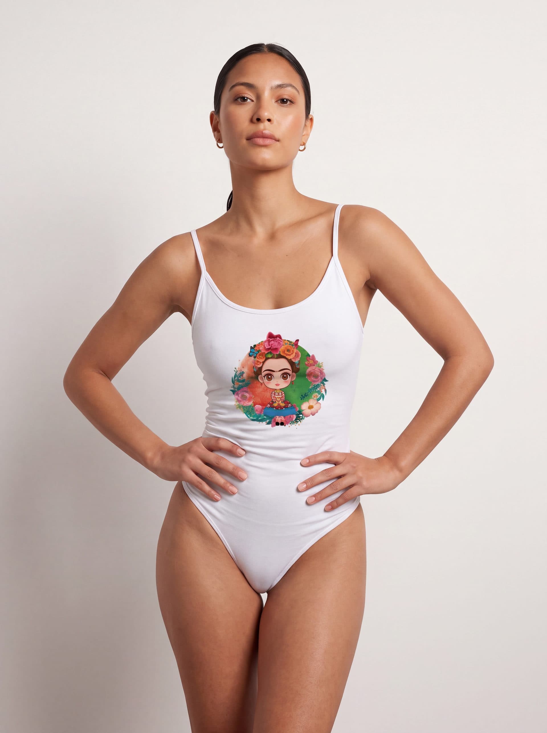 Body tirantes Frida Kahlo Luna, en color blanco, puesto en modelo
