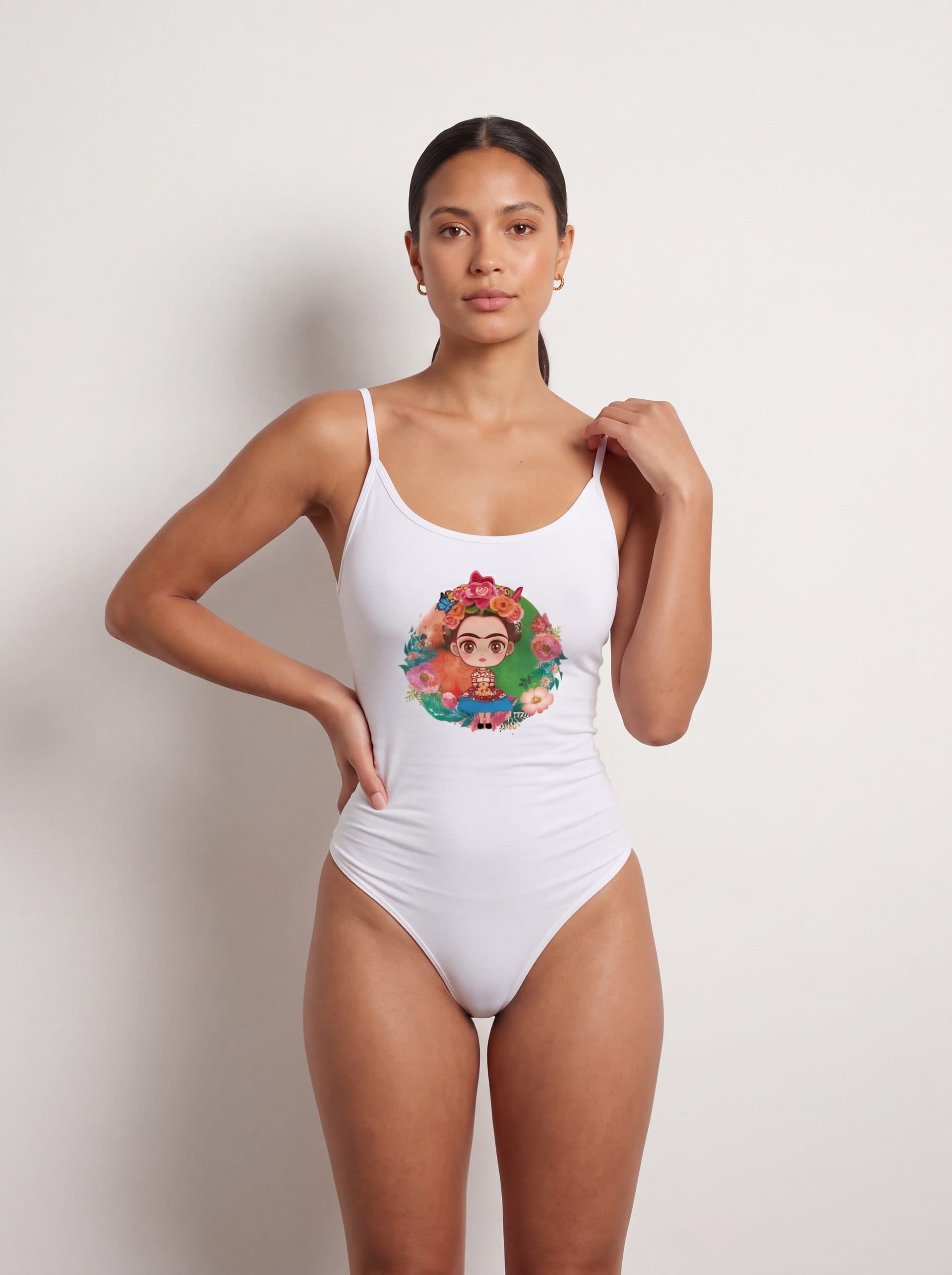 Body tirantes Frida Kahlo Luna, en color blanco, puesto en modelo
