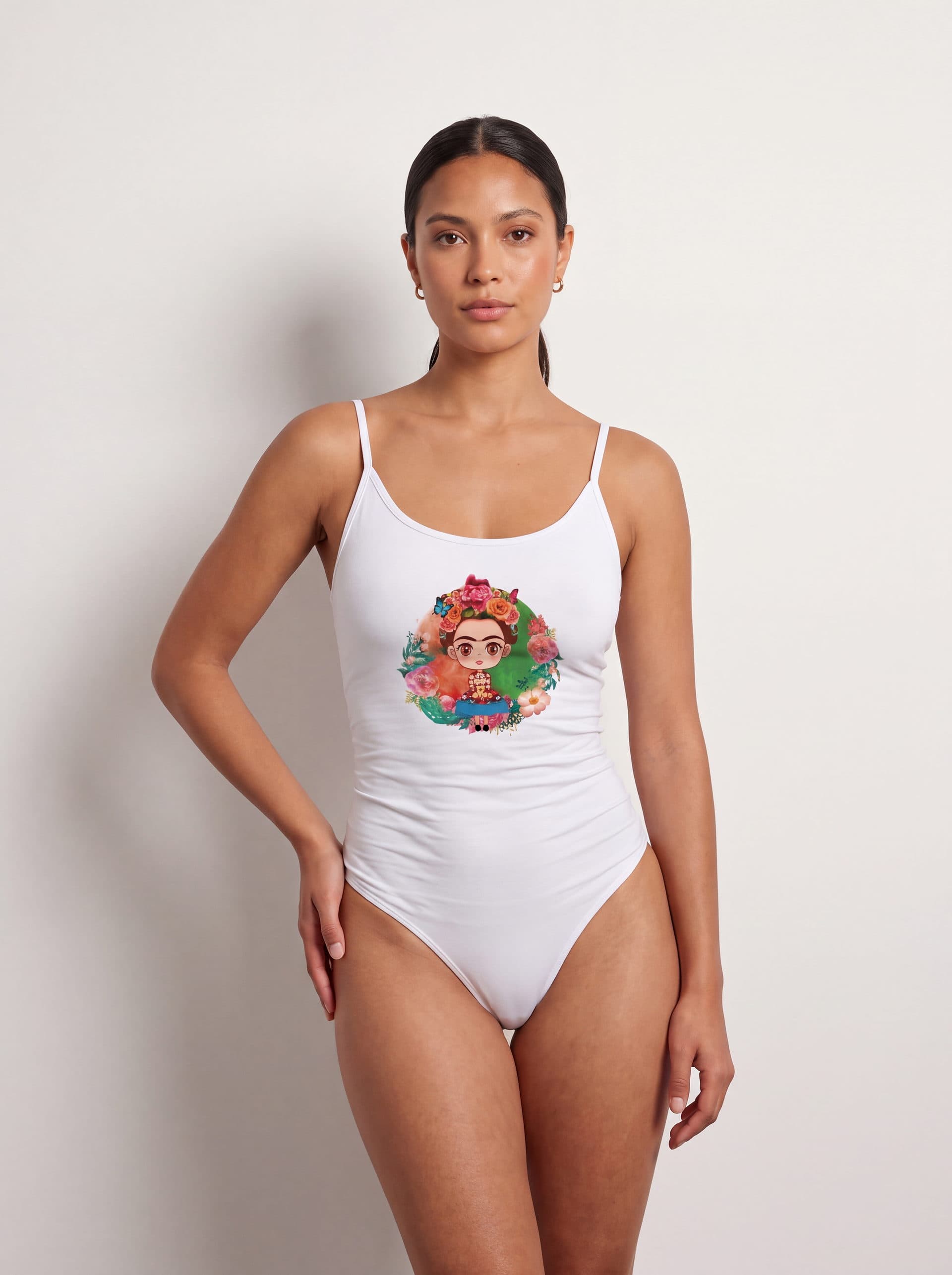 Body tirantes Frida Kahlo Luna, en color blanco, puesto en modelo