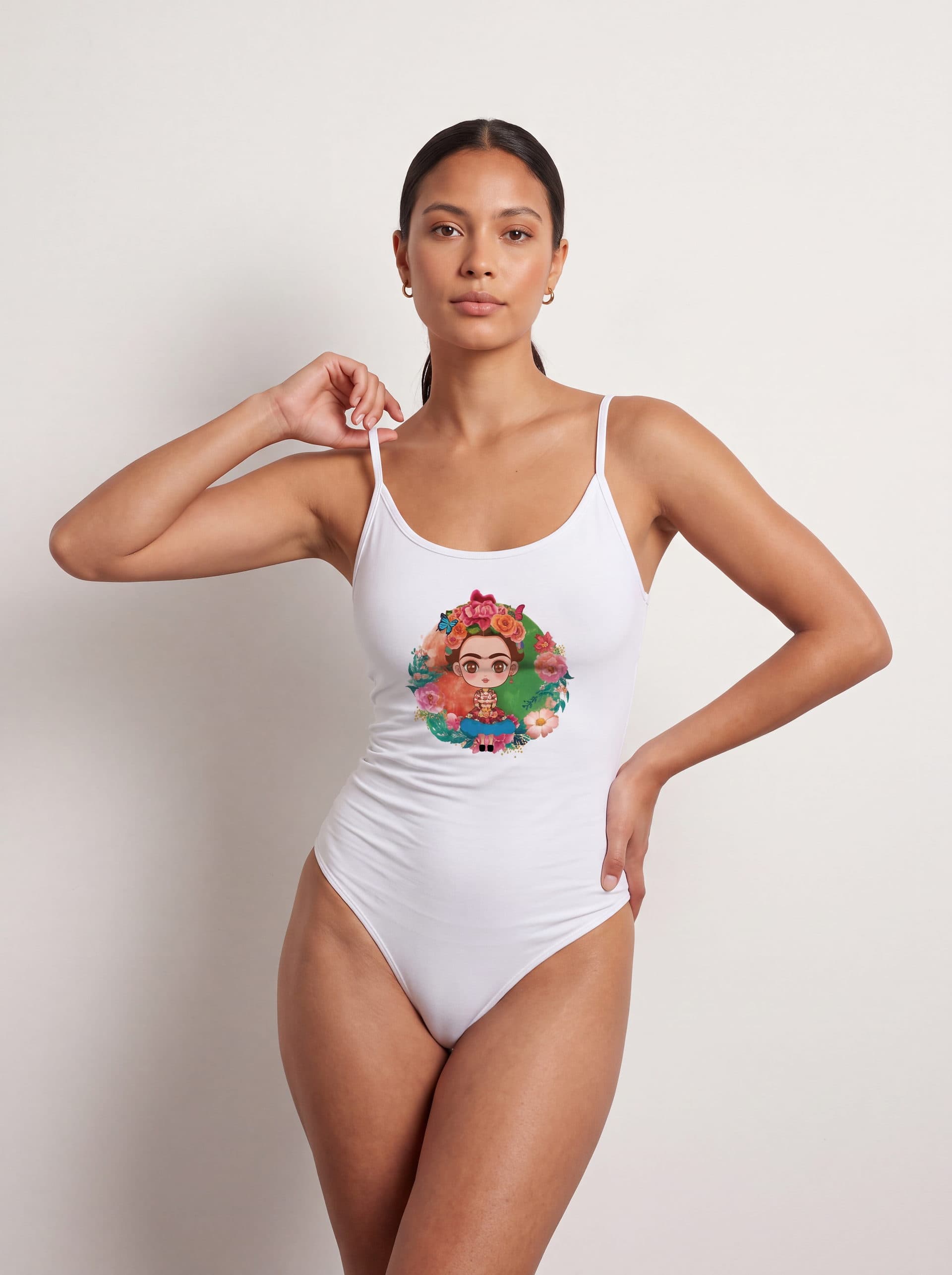 Body tirantes Frida Kahlo Luna, en color blanco, puesto en modelo