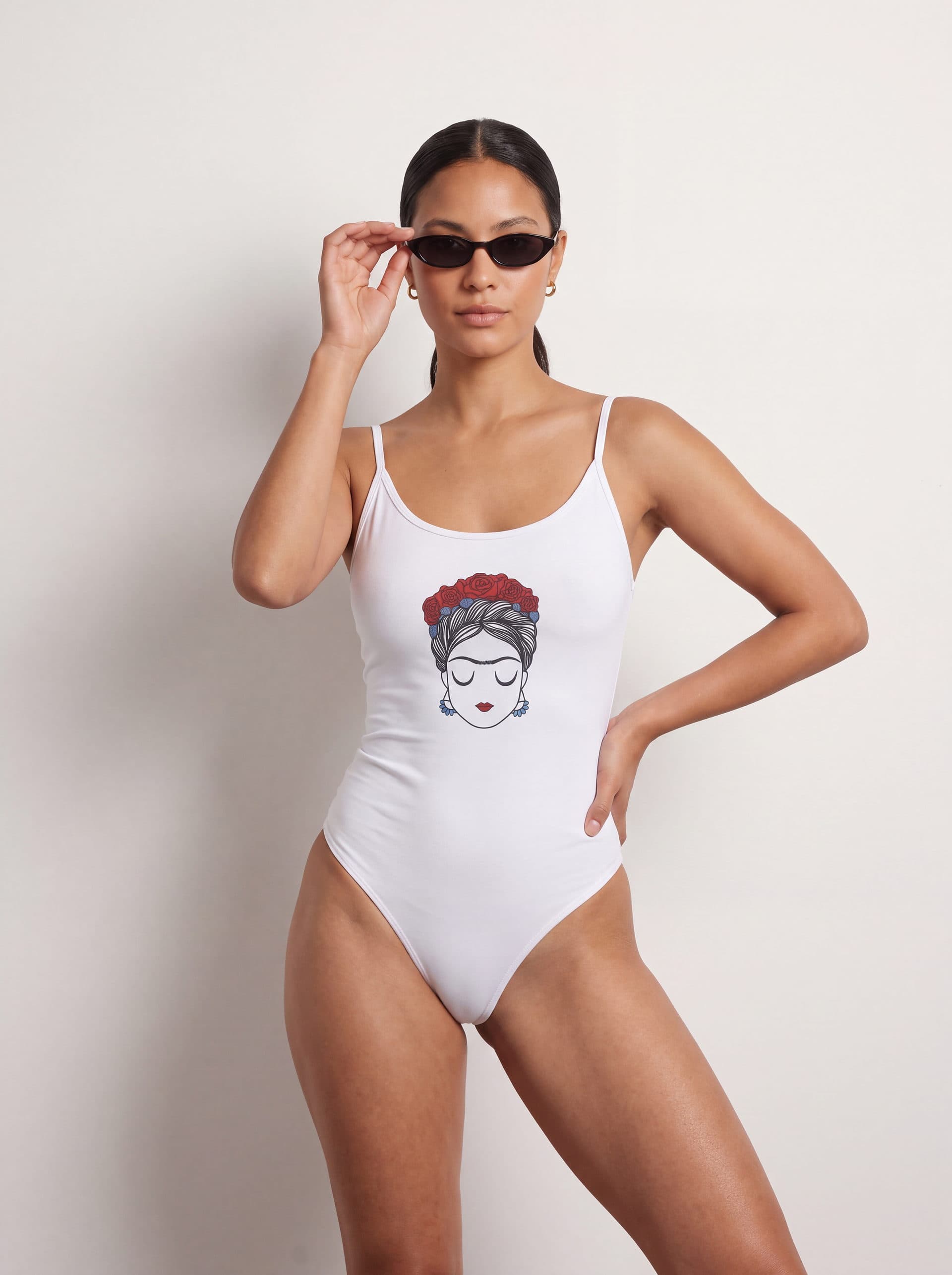 Body tirantes Frida Kahlo rosas, en color blanco, puesto en modelo