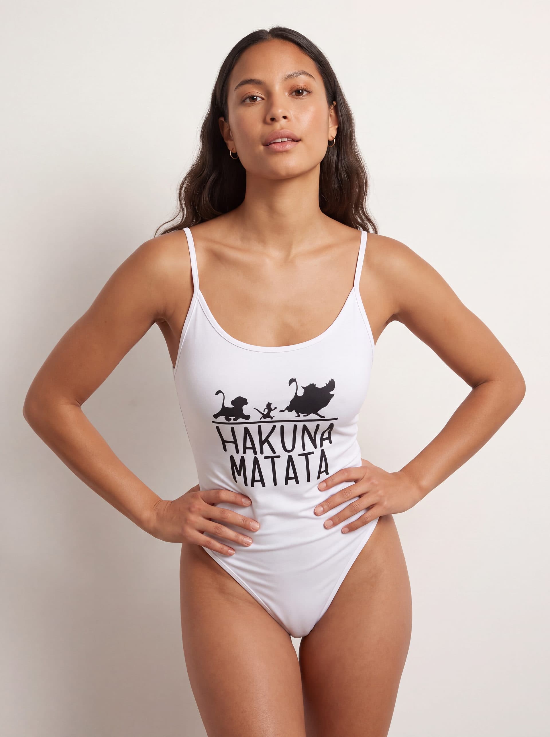 Body tirantes Hakuna Matata, en color blanco, puesto en modelo