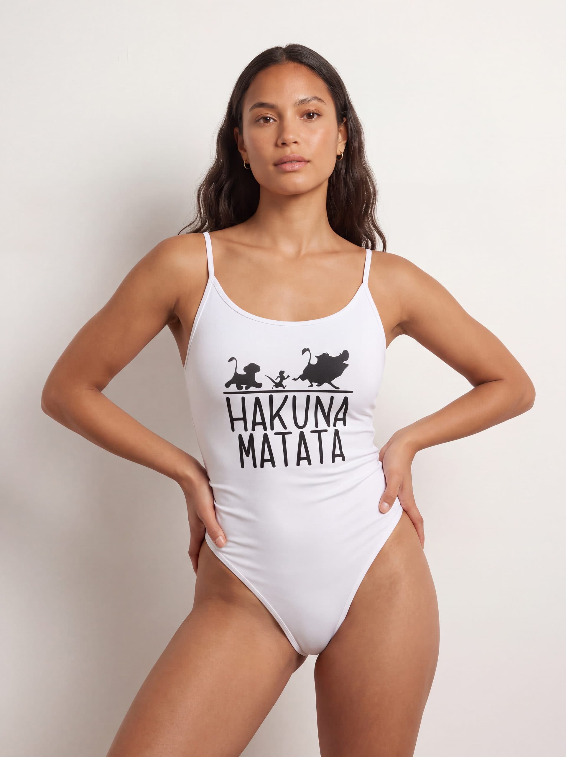 Body tirantes Hakuna Matata, en color blanco, puesto en modelo