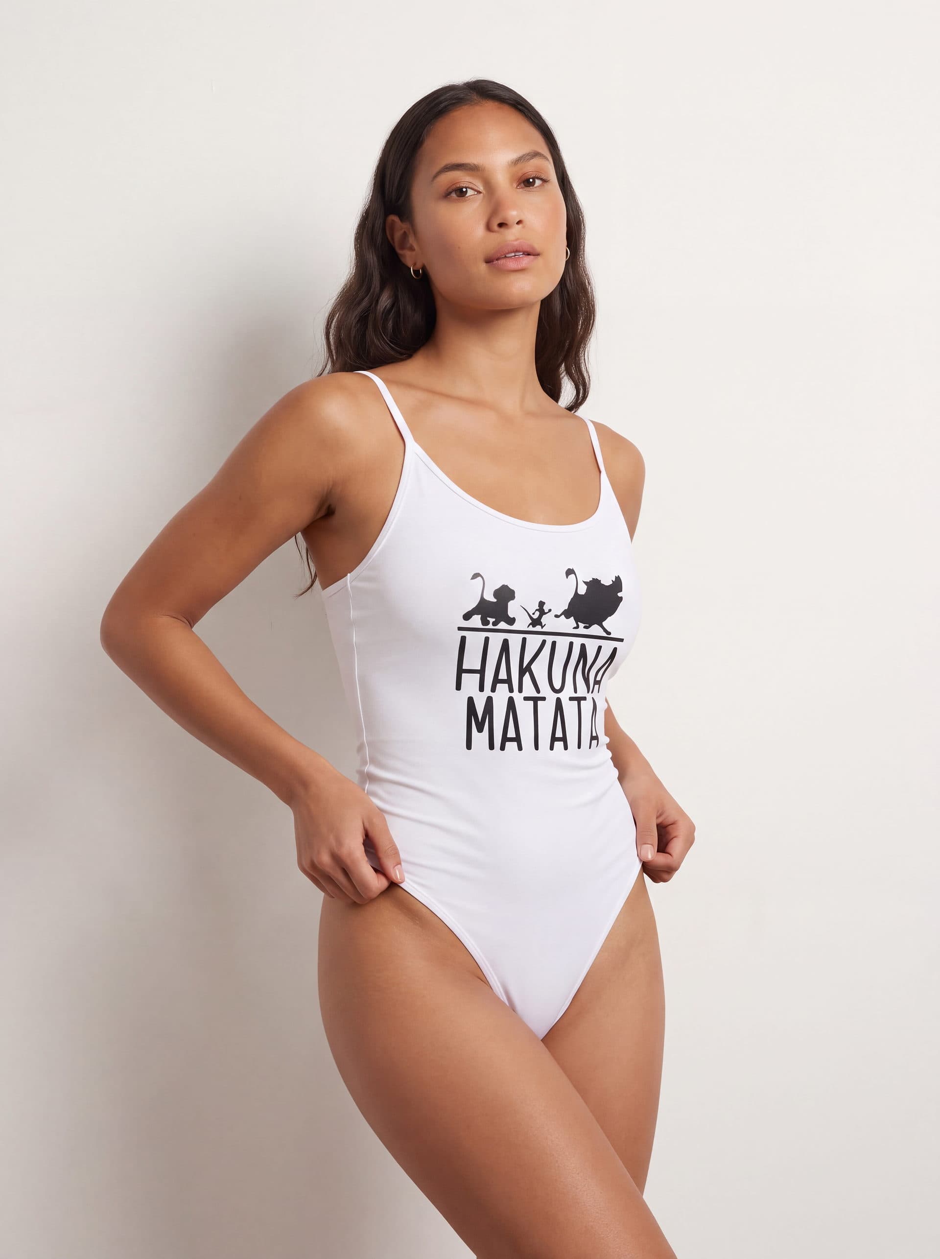 Body tirantes Hakuna Matata, en color blanco, puesto en modelo