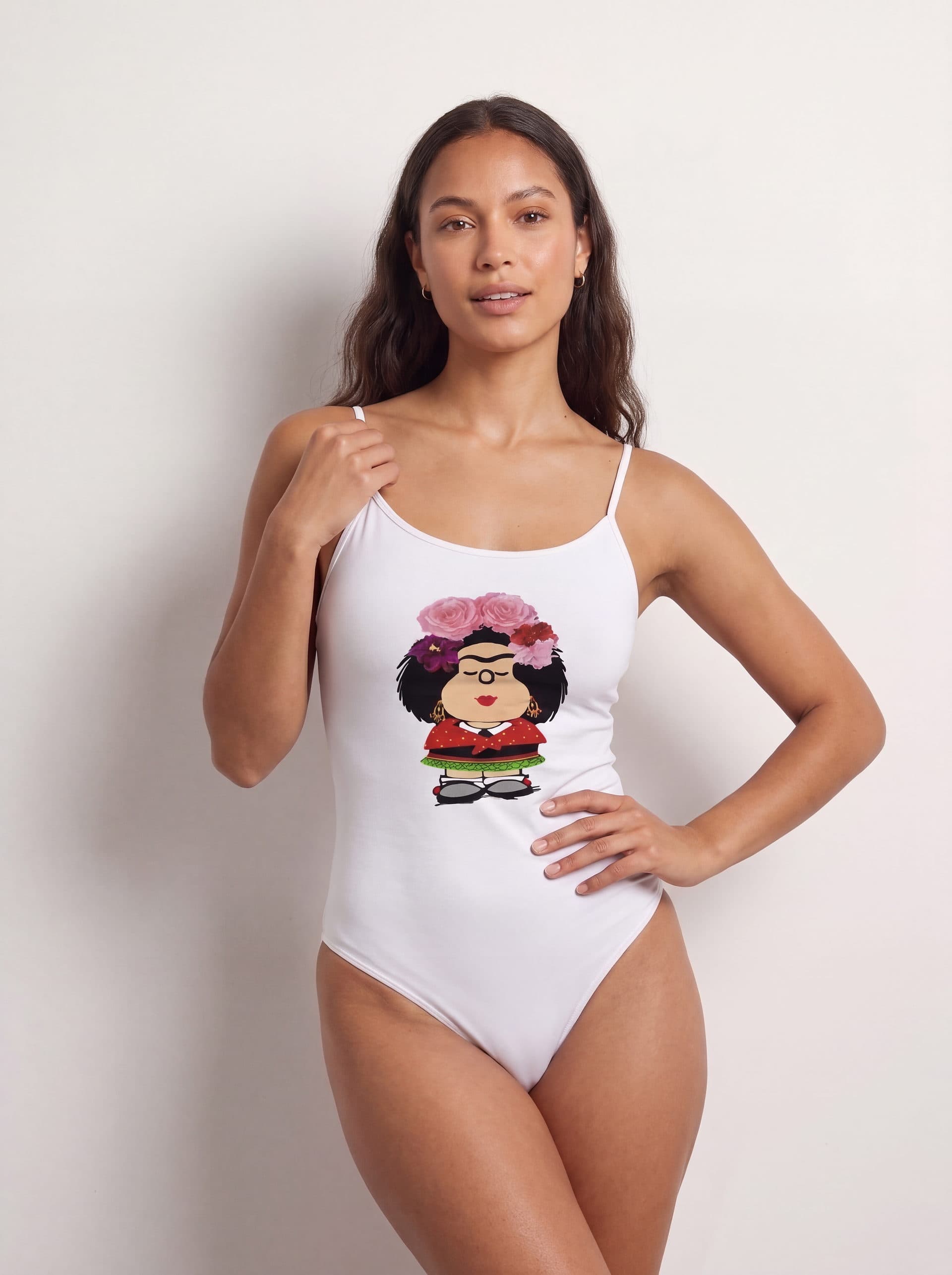 Body tirantes Mafalda Kahlo rosas, en color blanco, puesto en modelo