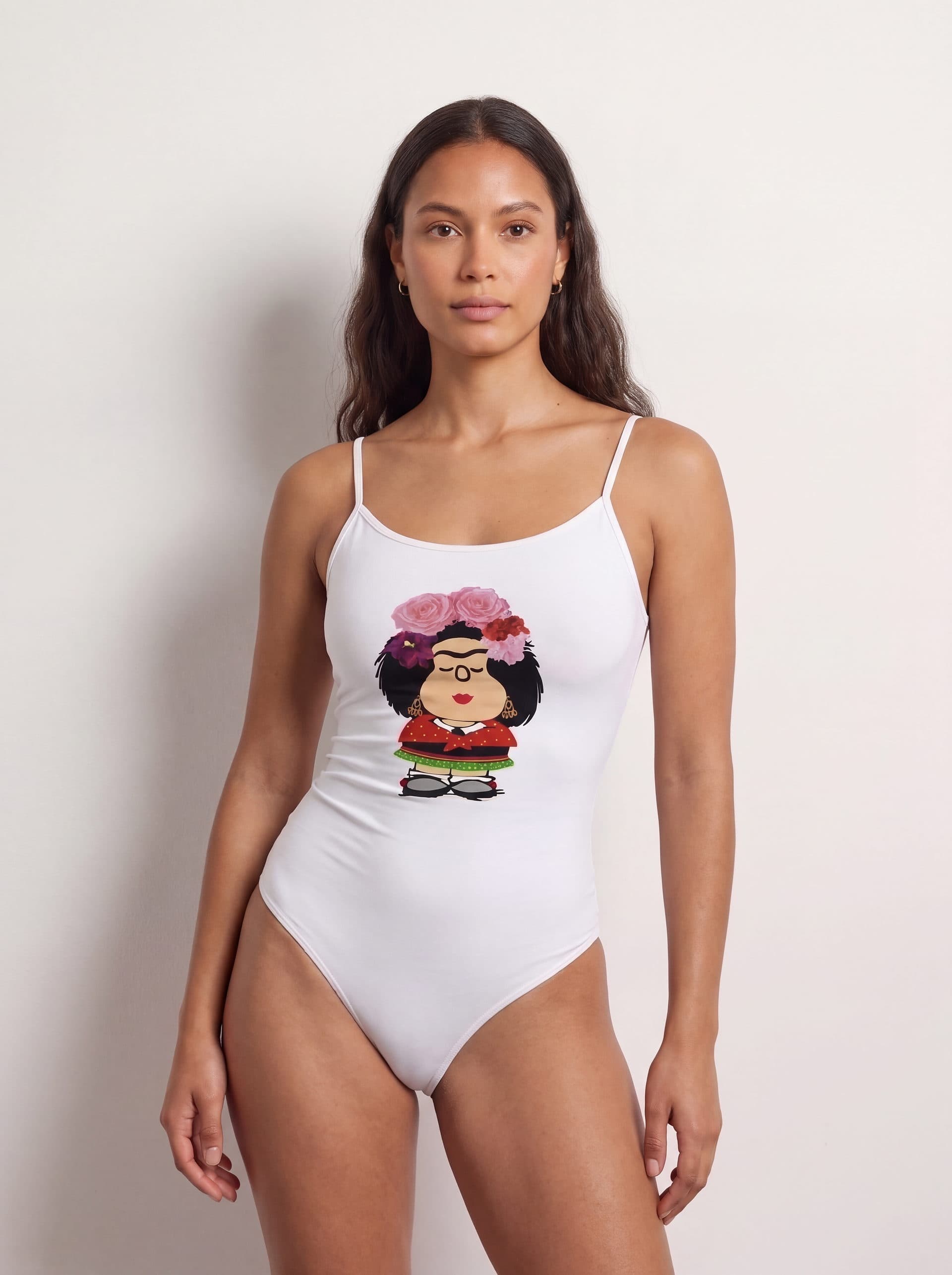 Body tirantes Mafalda Kahlo rosas, en color blanco, puesto en modelo