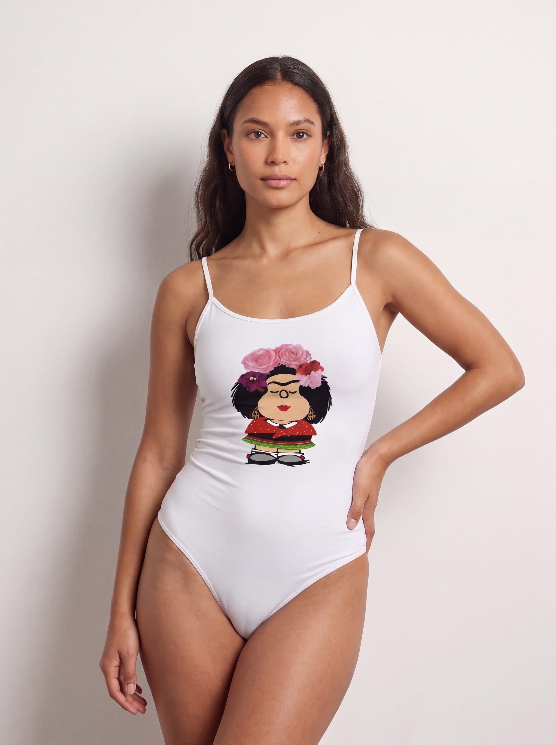 Body tirantes Mafalda Kahlo rosas, en color blanco, puesto en modelo