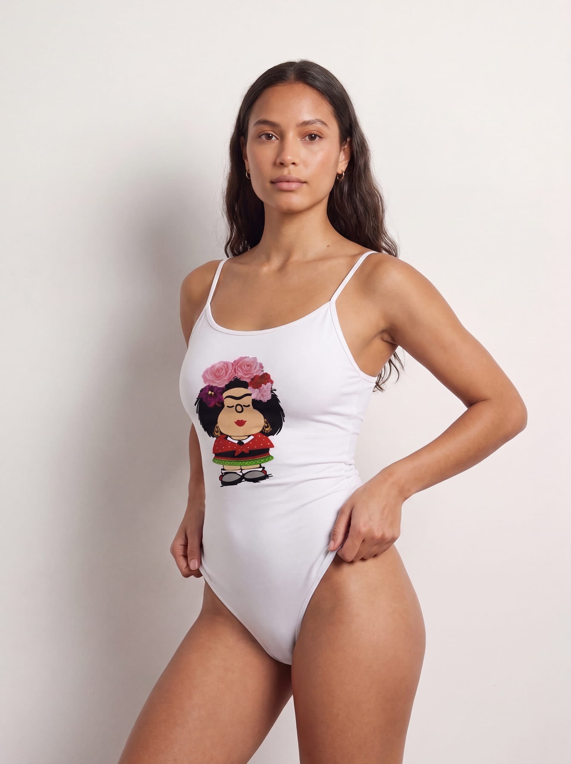 Body tirantes Mafalda Kahlo rosas, en color blanco, puesto en modelo