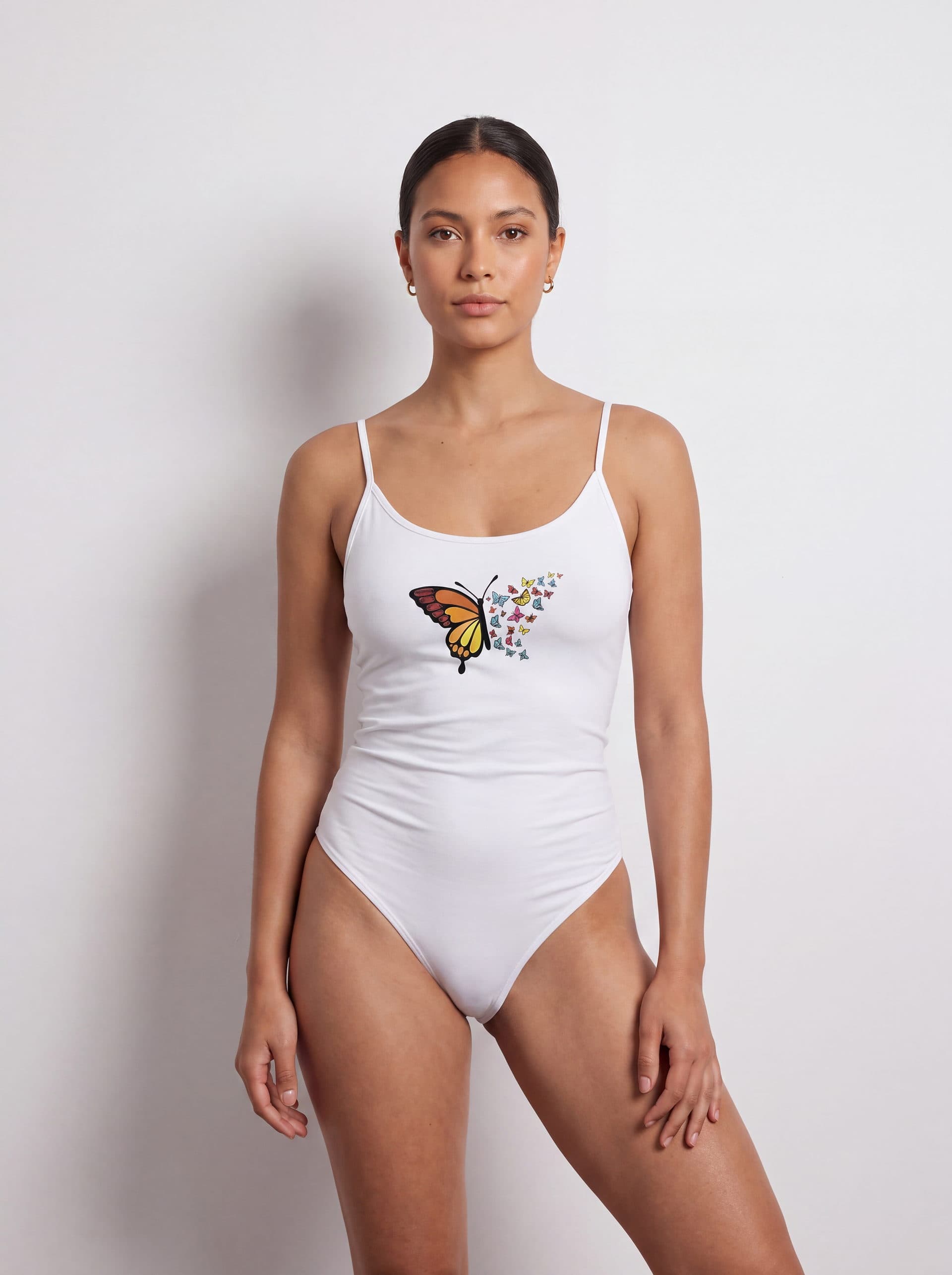 Body tirantes Mariposa con maripositas, en color blanco, puesto en modelo