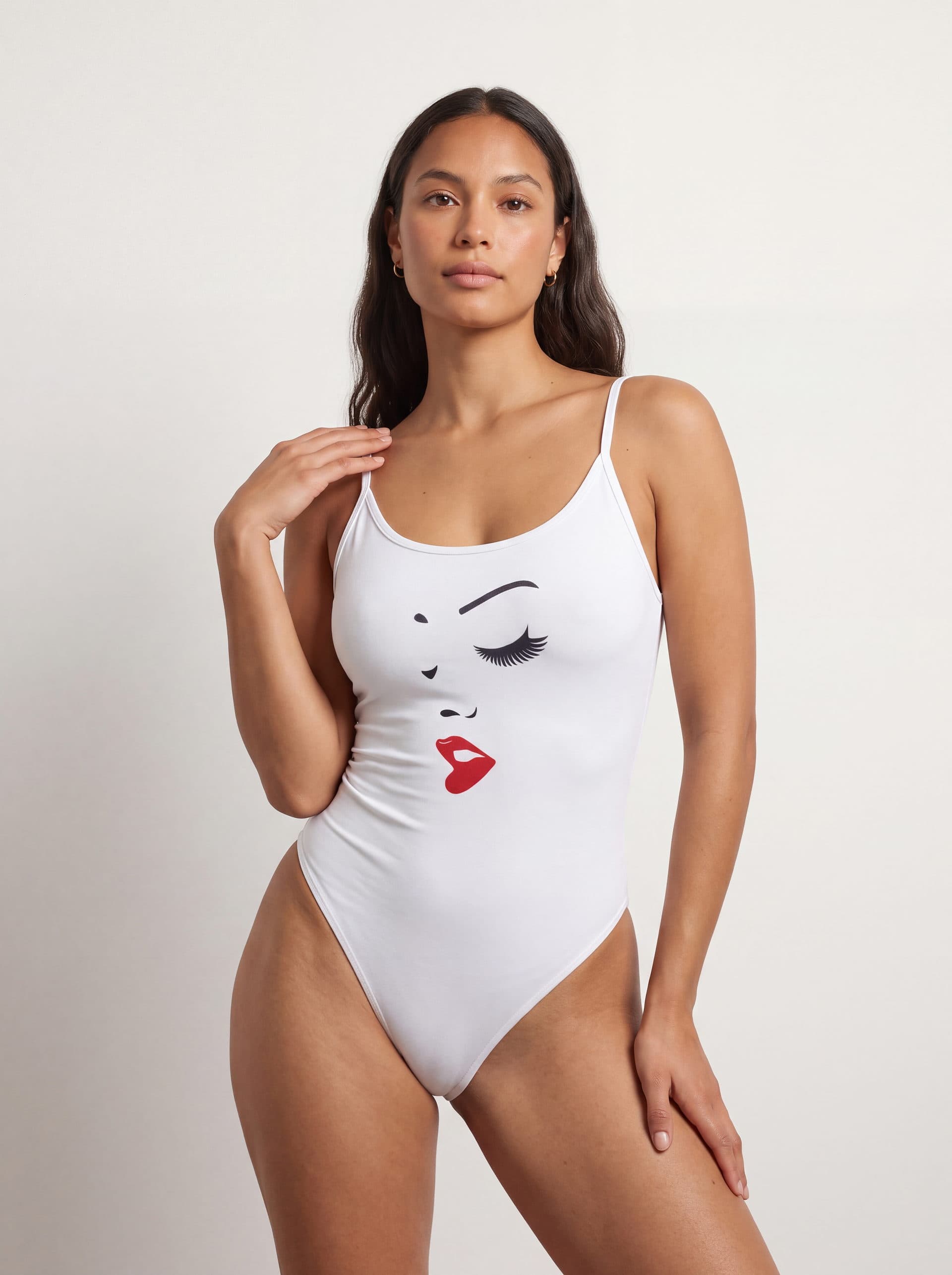 Body tirantes Mujer Perfil, en color blanco, puesto en modelo