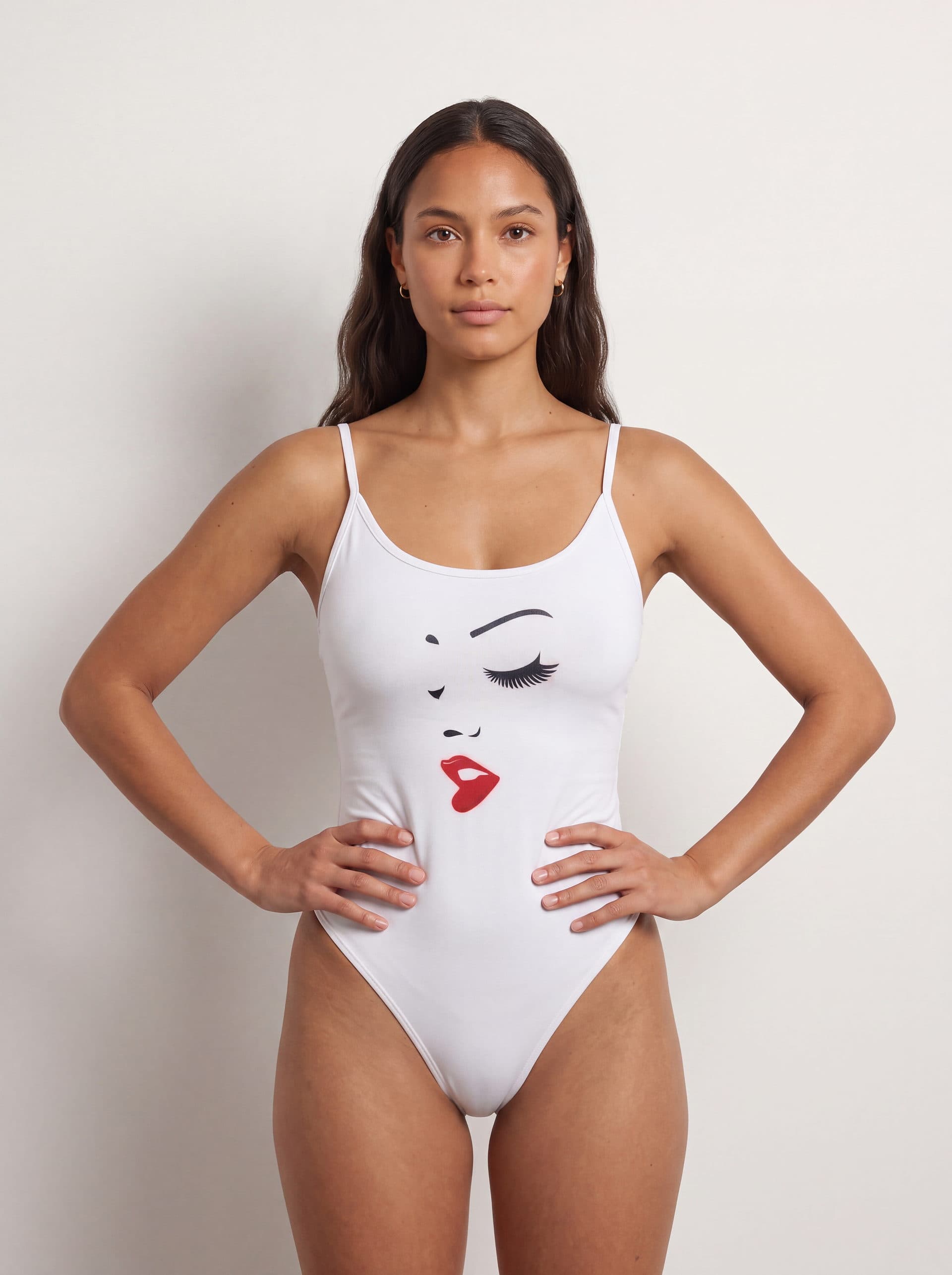 Body tirantes Mujer Perfil, en color blanco, puesto en modelo