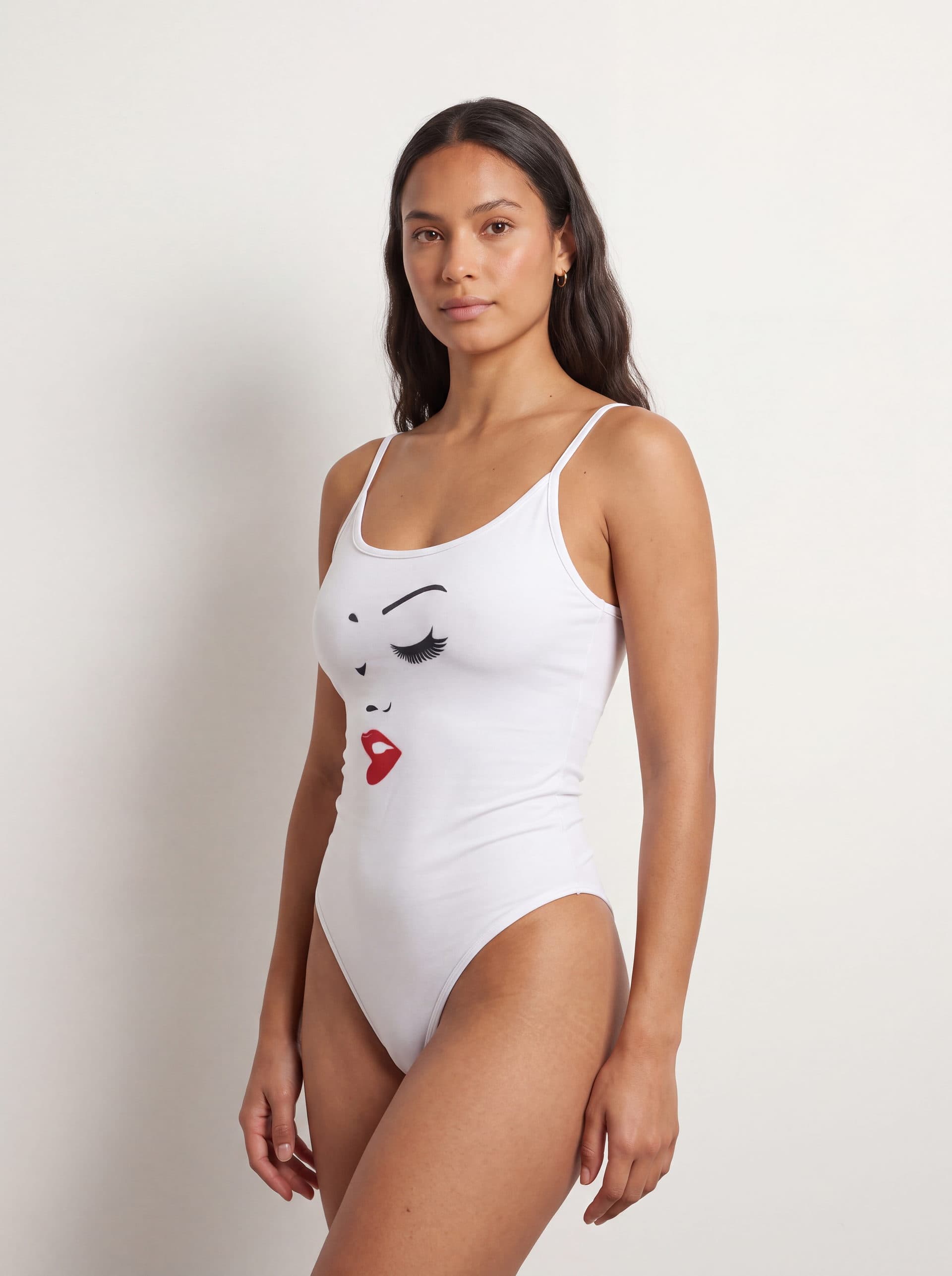 Body tirantes Mujer Perfil, en color blanco, en modelo, vista de tres cuartos
