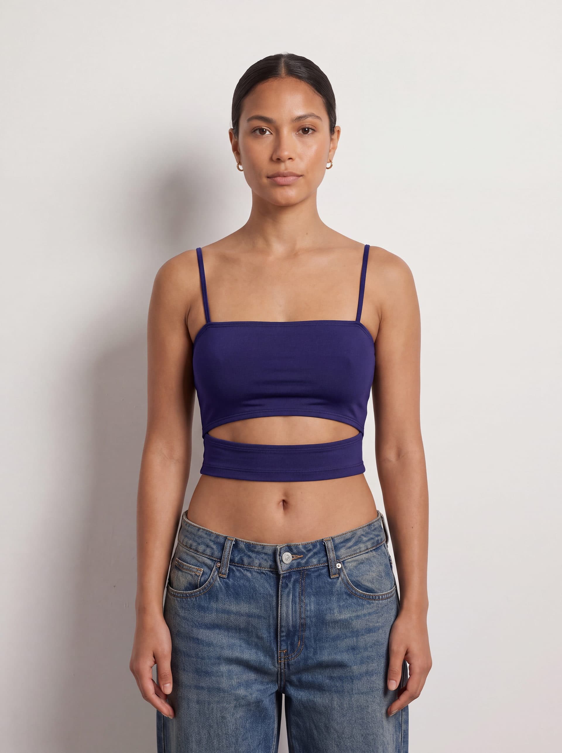 Crop top con abertura en cintura, en color azul navy, puesto en modelo